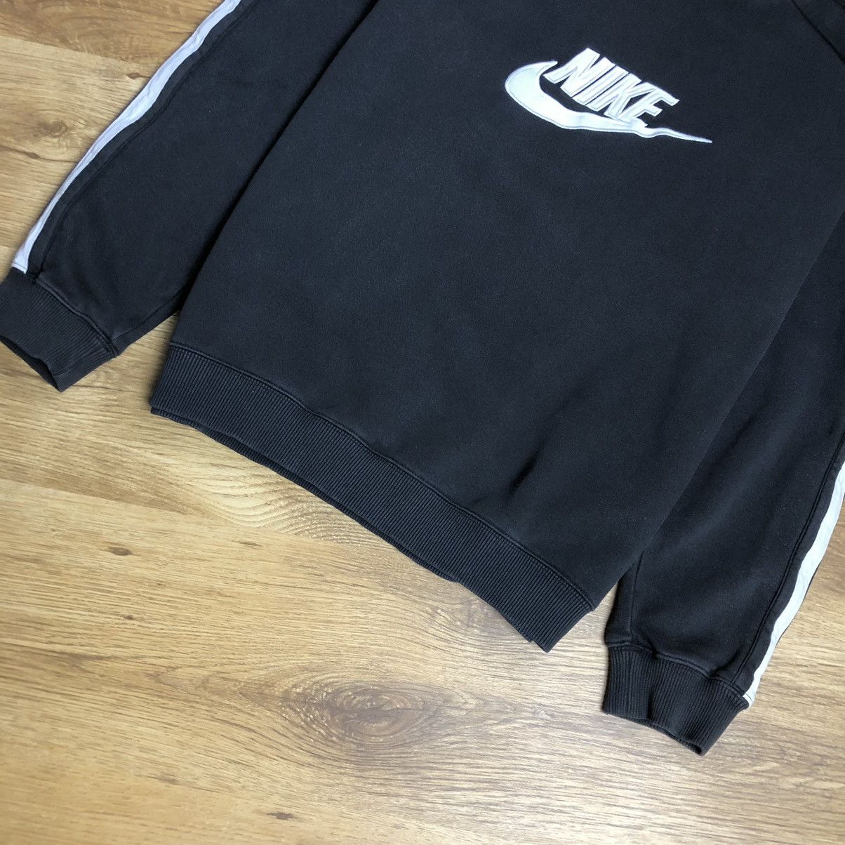 Nike Nike big swoosh vintage sweatshirt y2k Size US L / EU 52-54 / 3 - 3 Thumbnail