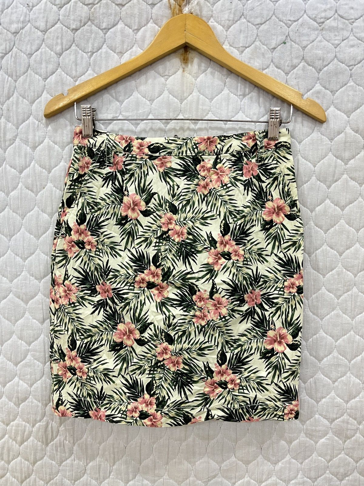 (Ooo). LOWRYS FARM HYPEBEAST FLORAL SKIRTS