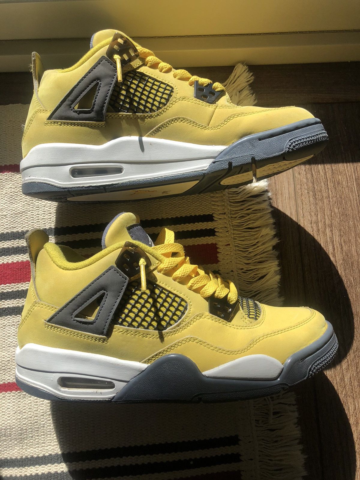 JORDAN 4 RETRO LIGHTNING SIZE 6