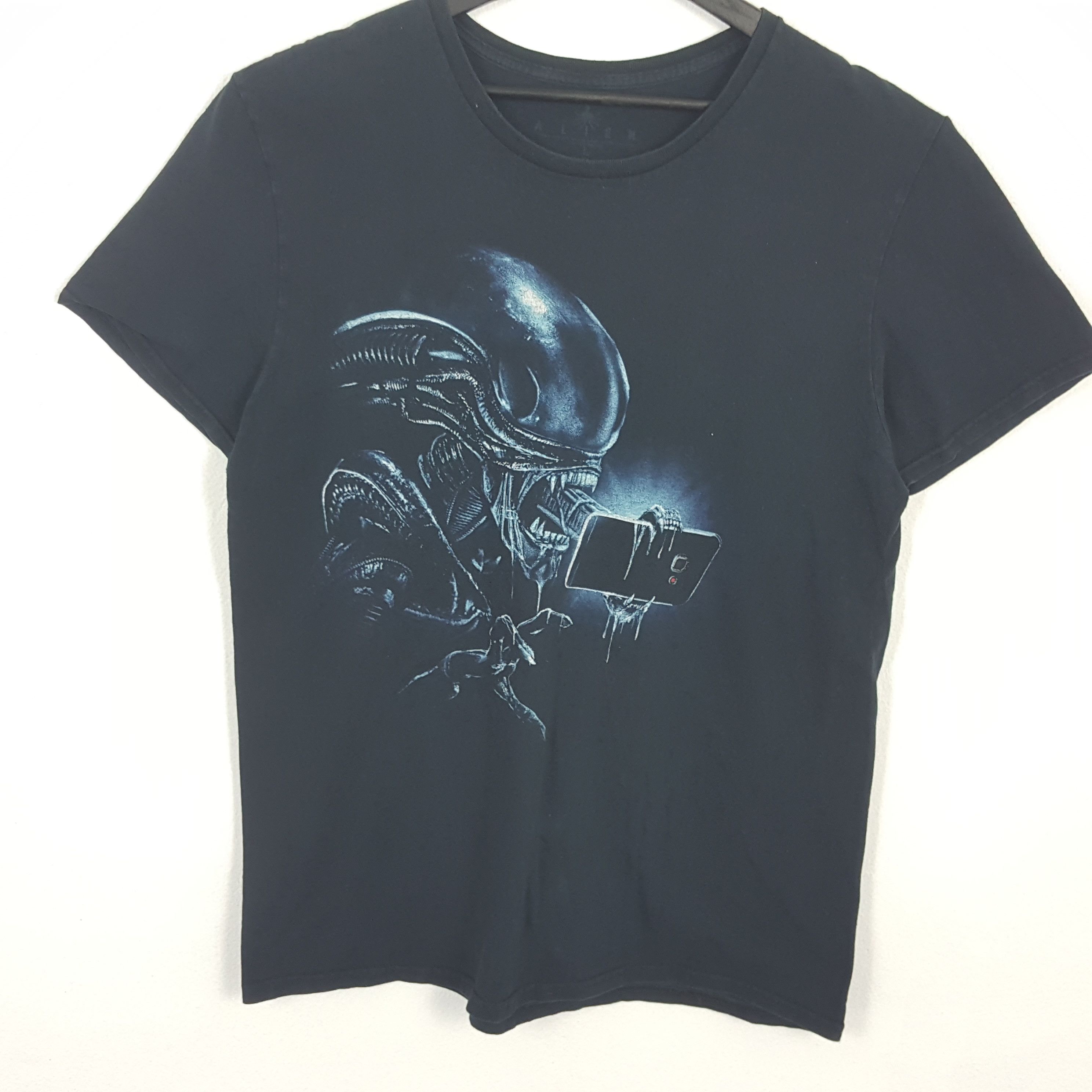 ALIEN Action Movie X Gadget Phone Tshirt