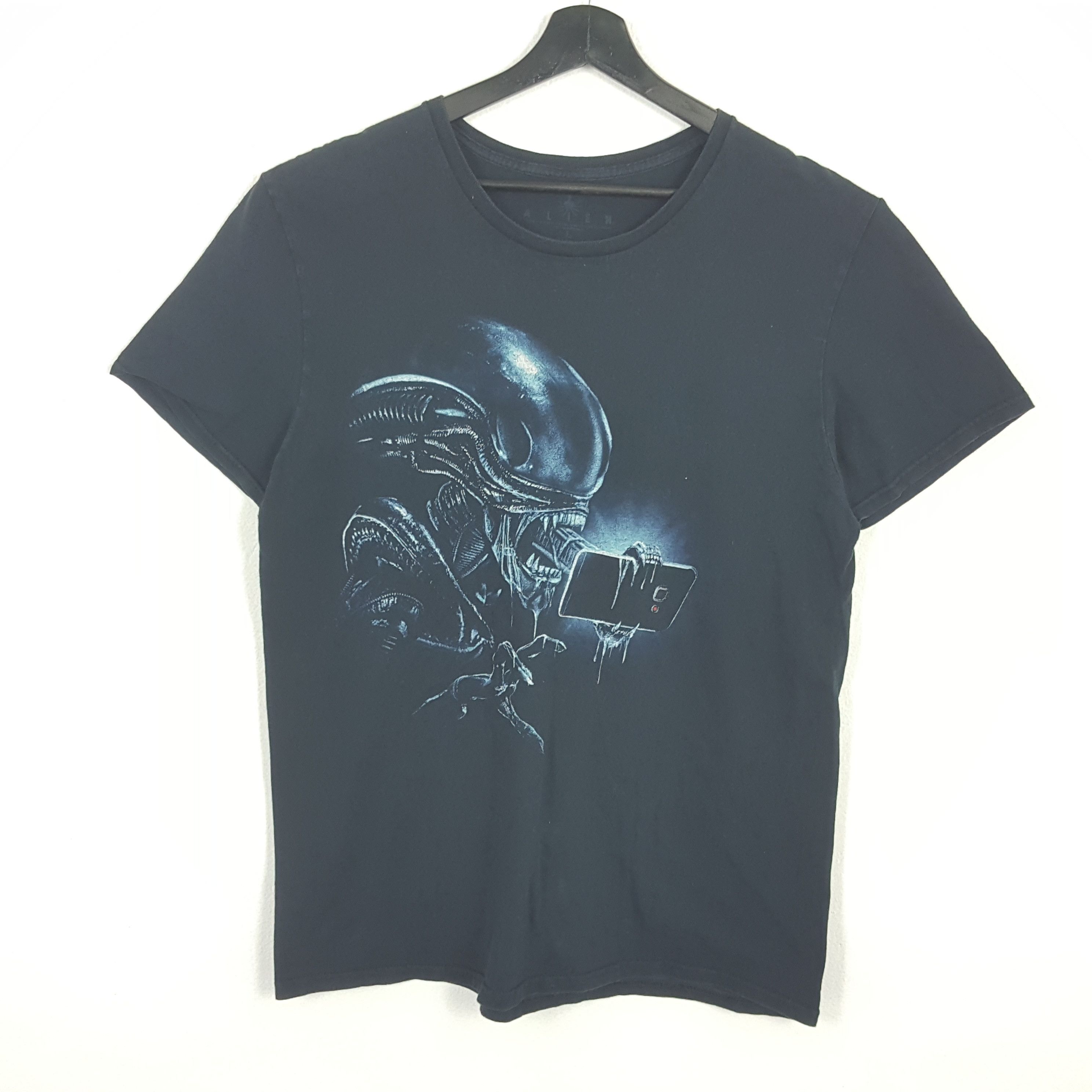 ALIEN Action Movie X Gadget Phone Tshirt
