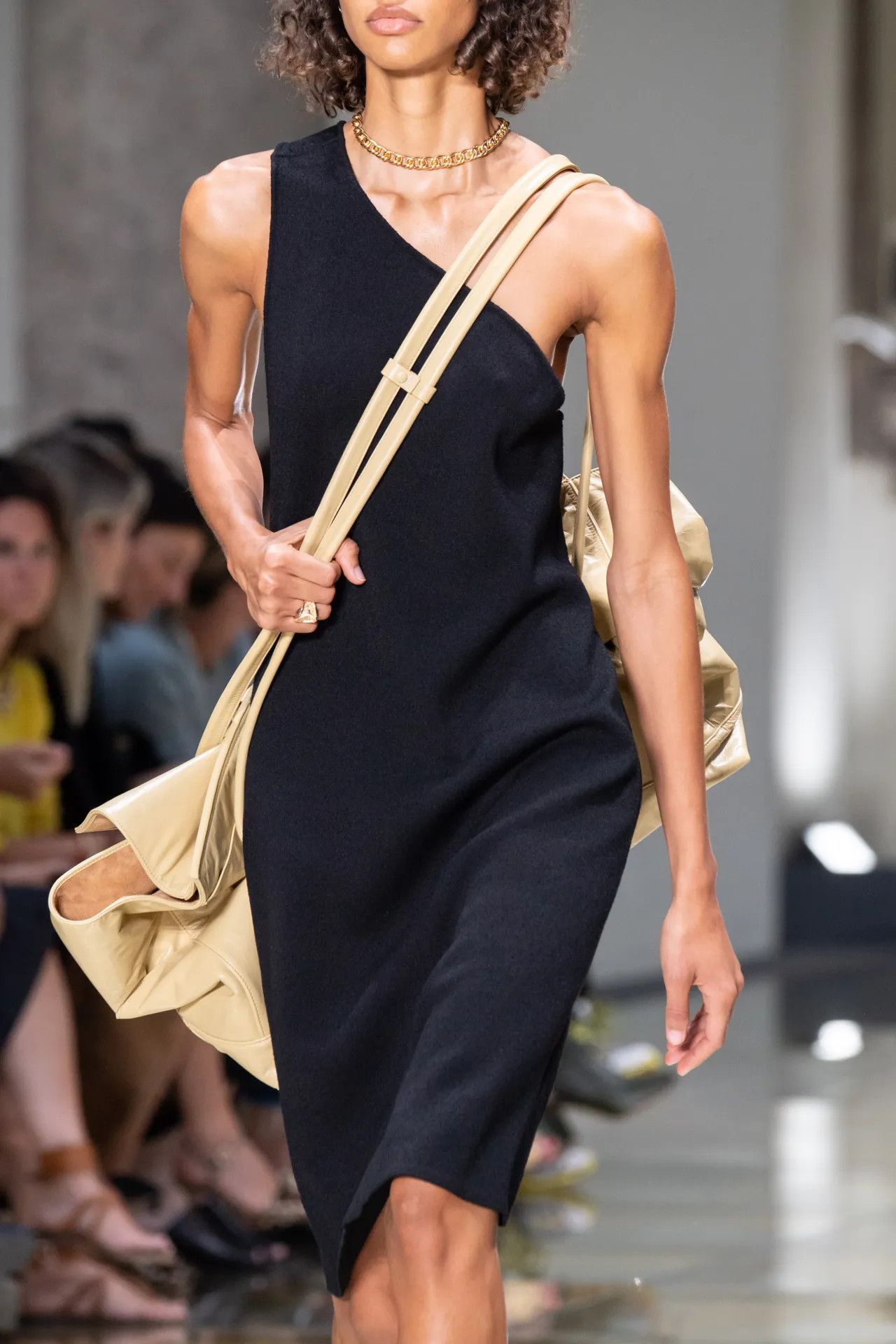 Bottega Veneta Black Runway One-Shoulder Viscose Midi Dress Size M / US 6-8 / IT 42-44 - 3 Thumbnail