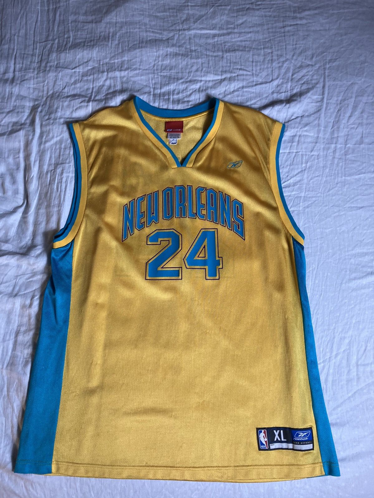 VINTAGE JAMAL MASHBURN NEW ORLENS HORNETS JERSEY. MENS L. good