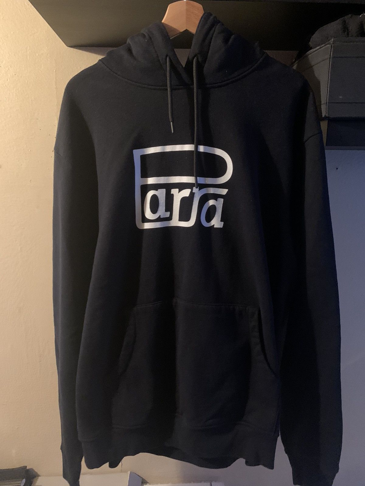 【BY PARRA】バイパラ Mirrored Flag Logo Polar Fleece Hoodie Parra Mirrored Flag Logo Polar Fleece Hooded Pullover