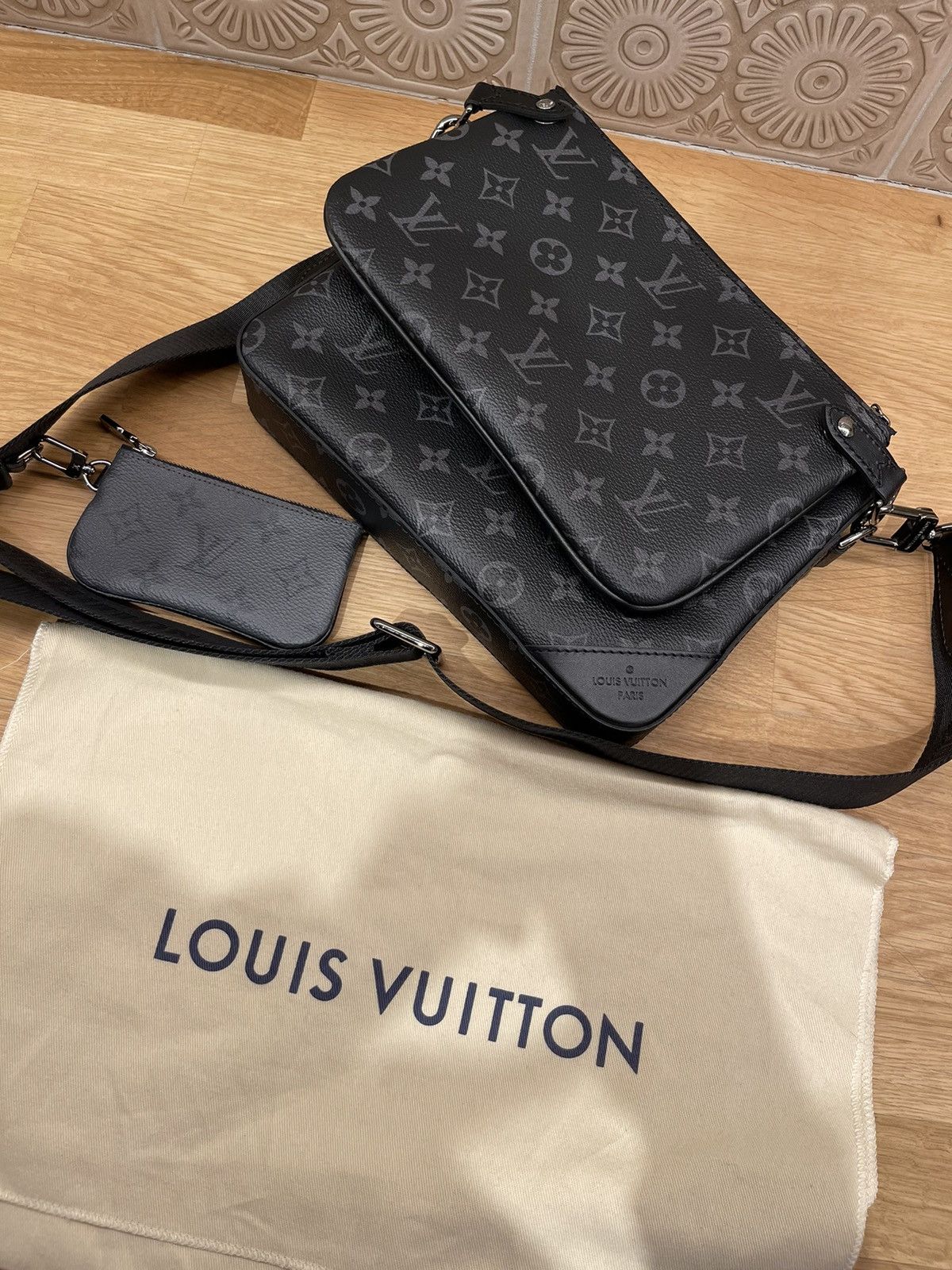 Louis Vuitton Trio messenger bag