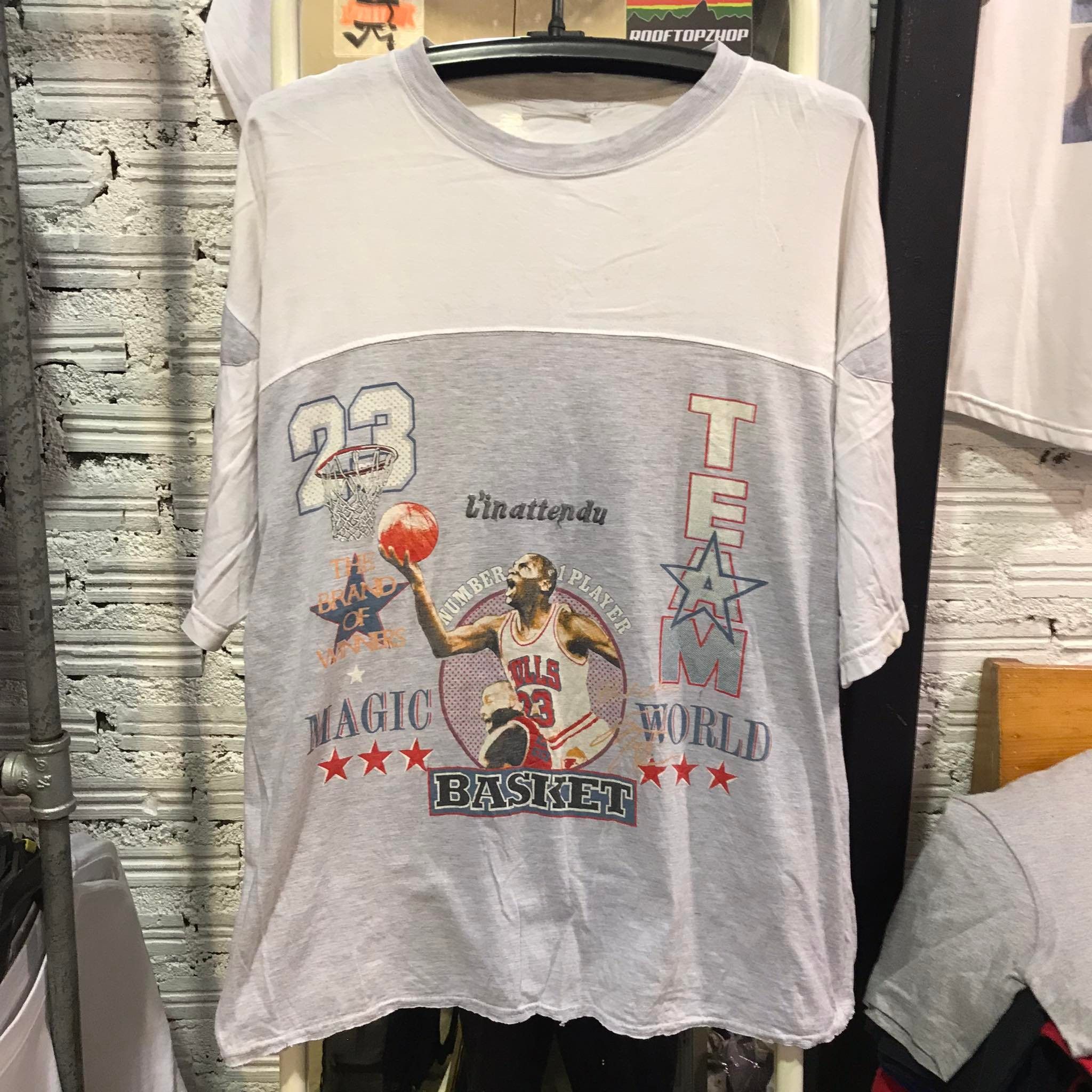 NBA × Vintage Michael Jordan Magic World Basketball Photo Tee 90s Size US XL / EU 56 / 4 - 1 Thumbnail