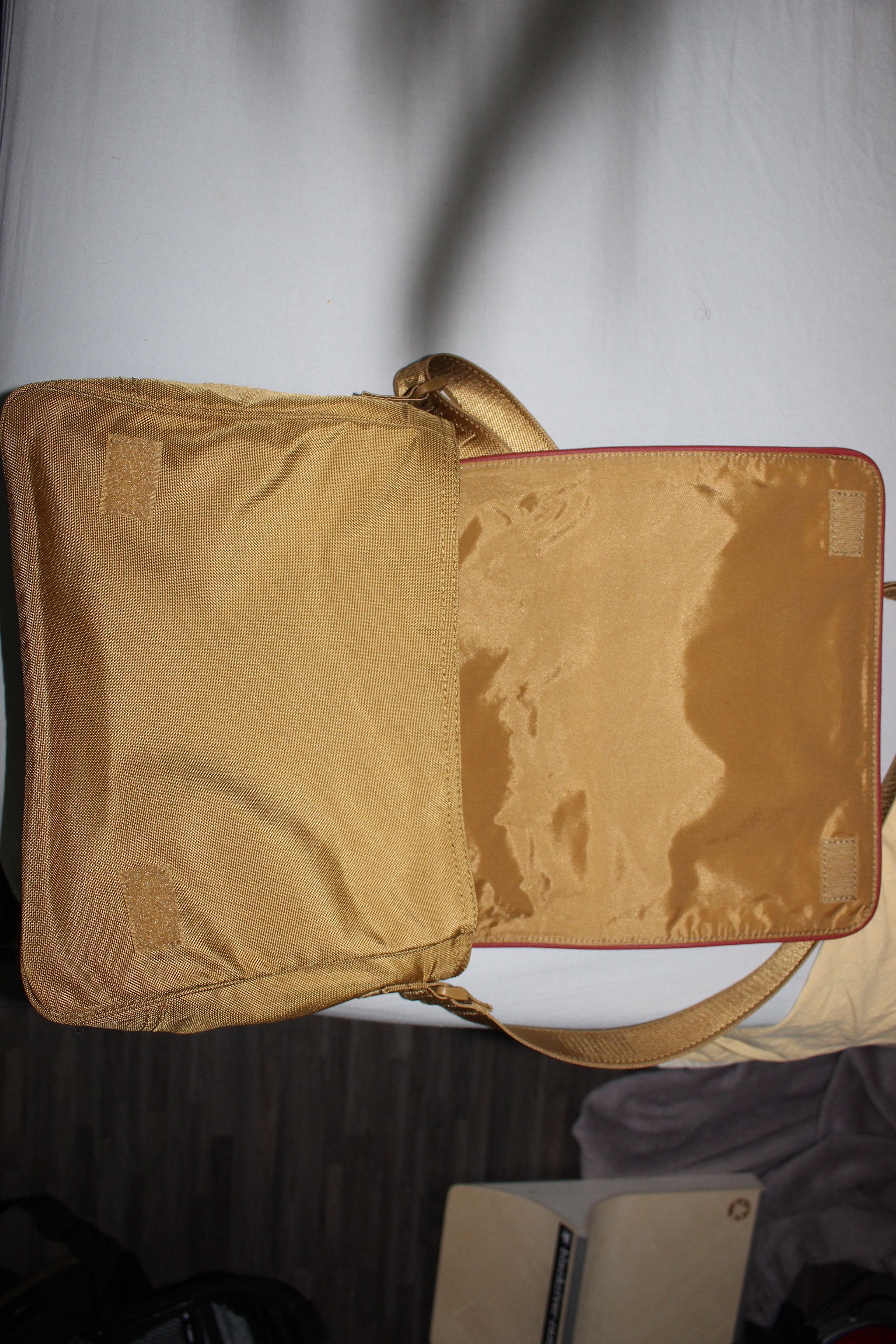 バッグ Supreme LACOSTE Small Messenger Bag Gold 145890917_o2.jpg?