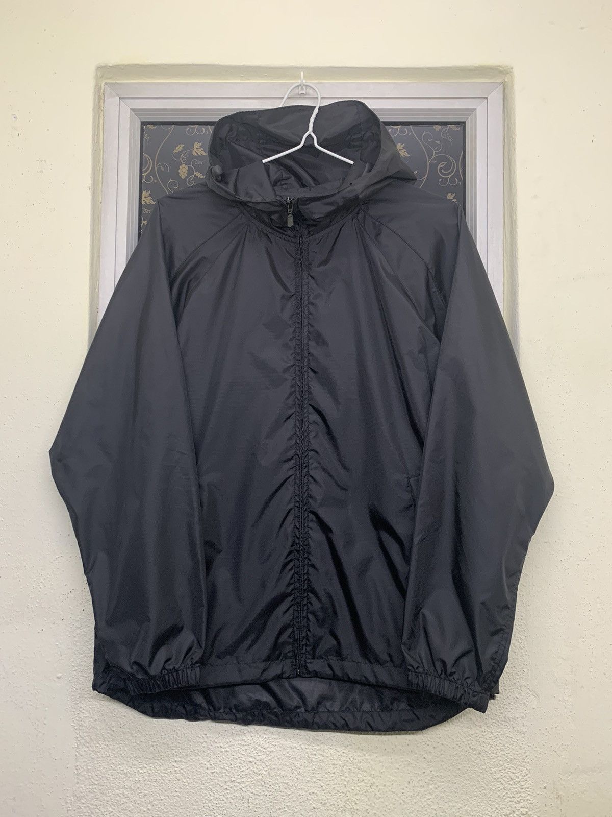 Uniqlo Uniqlo Packable Jacket / Windbreaker Running / Hiking Size US M / EU 48-50 / 2 - 1 Thumbnail