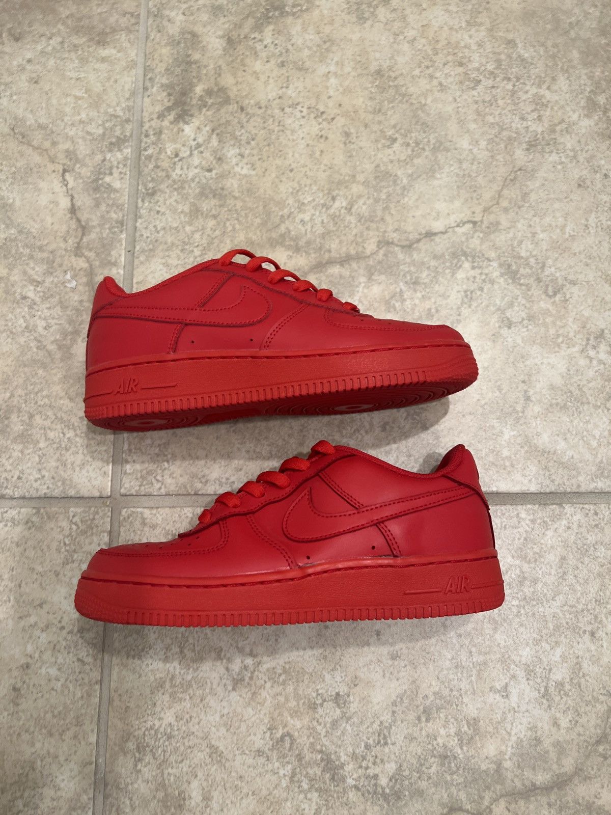 Nike Air Force 1 triple orders red LV8