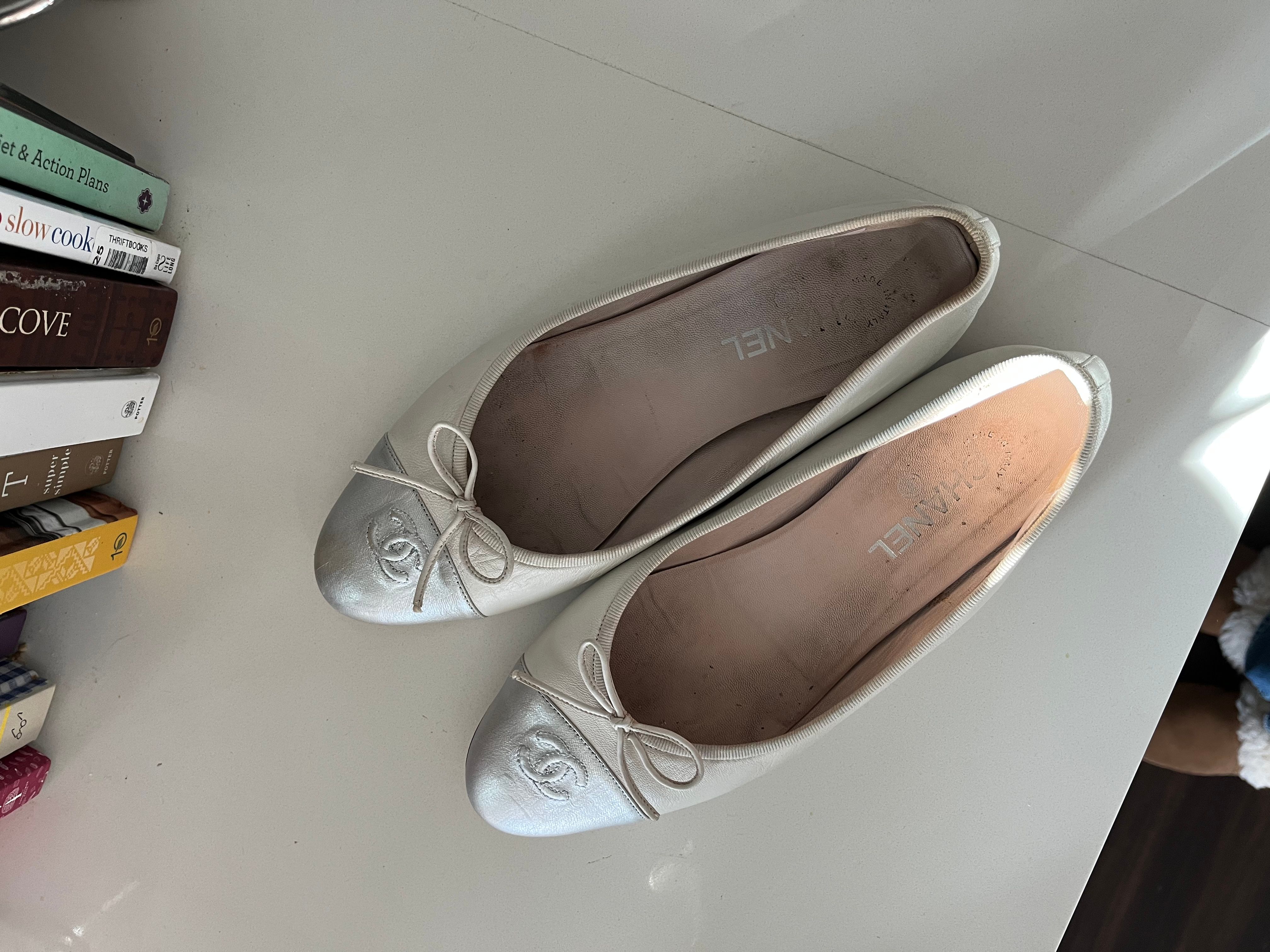 Sold at Auction: Chanel Light Green & Black Leather Flats Size 42