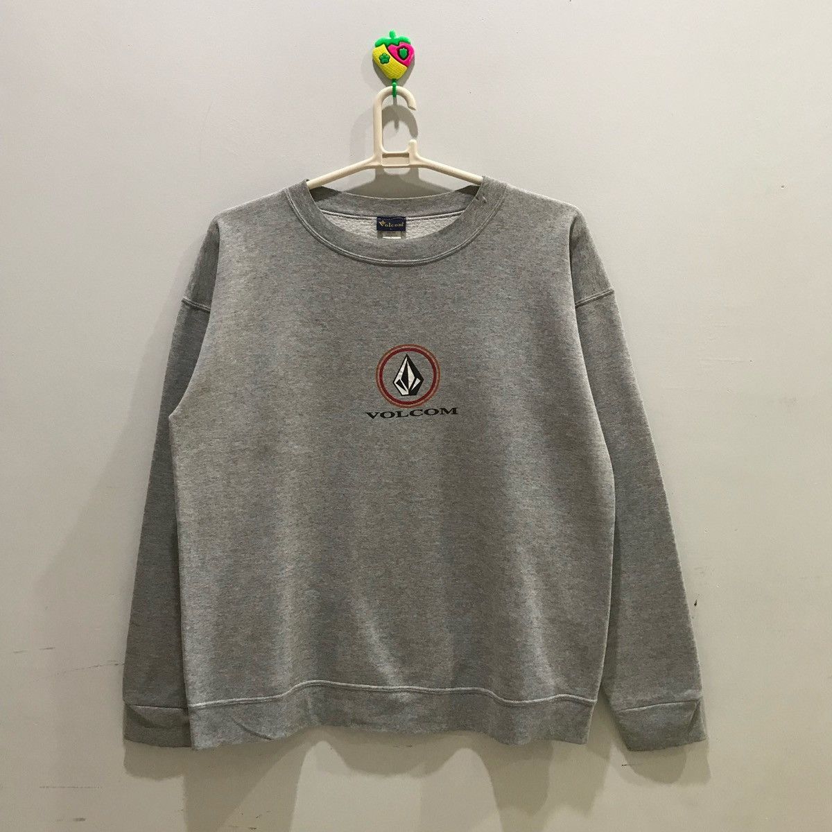 Japanese Brand × Vintage × Volcom VOLCOM Sweatshirts Small Logo Size L Fits XL MADE IN USA Size US XL / EU 56 / 4 - 1 Thumbnail