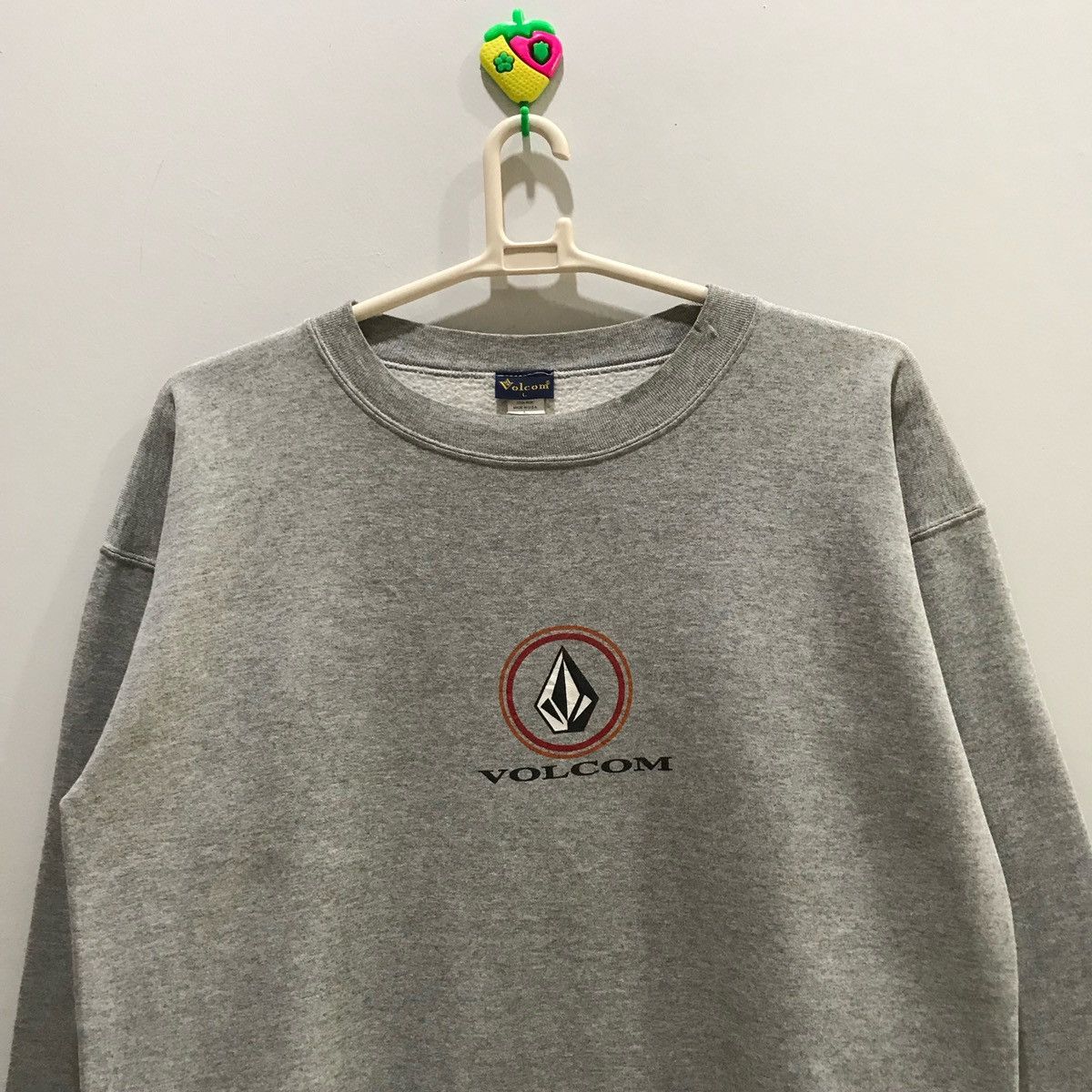 Japanese Brand × Vintage × Volcom VOLCOM Sweatshirts Small Logo Size L Fits XL MADE IN USA Size US XL / EU 56 / 4 - 2 Thumbnail