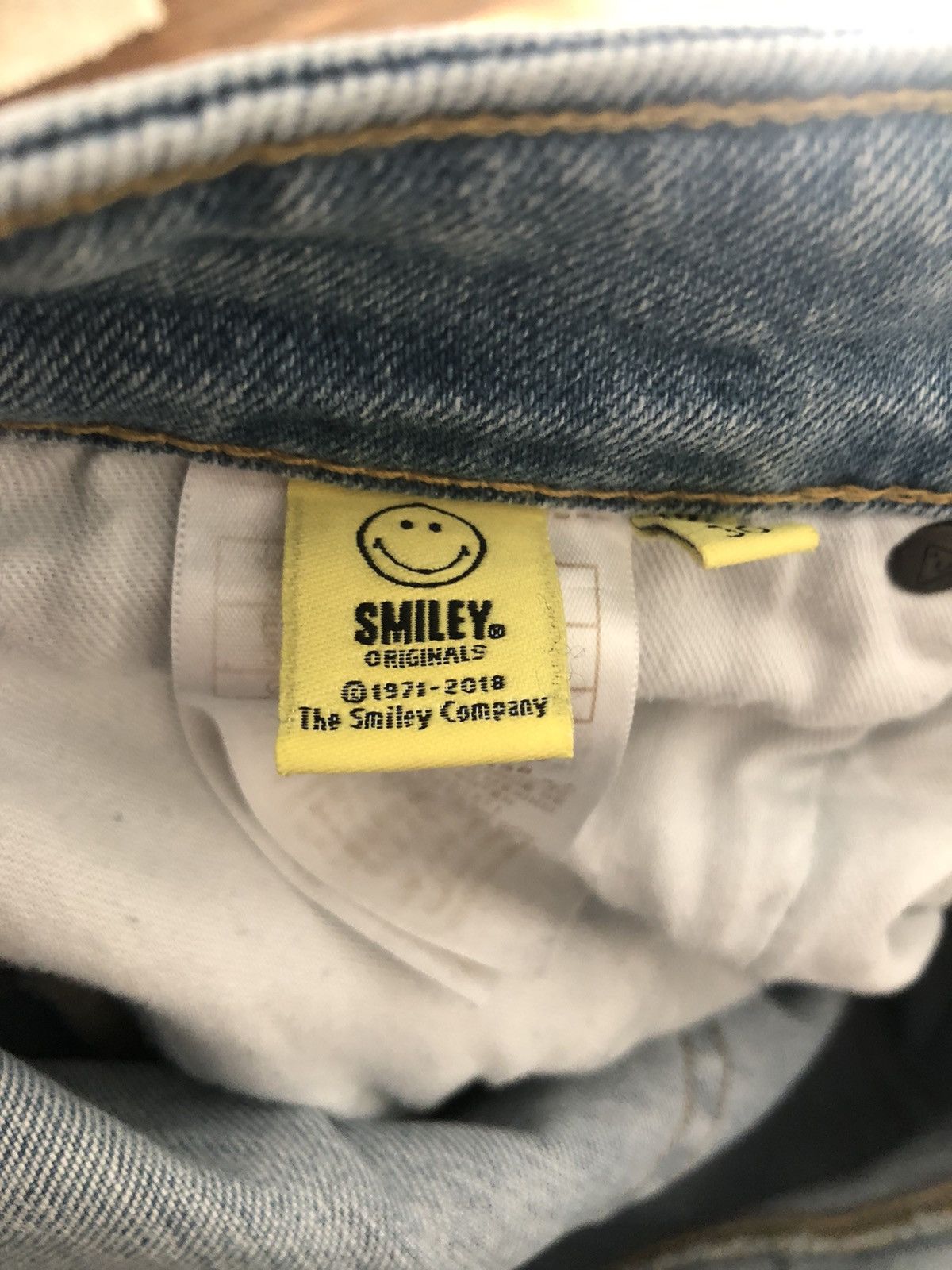 Guess × Market Chinatown Market x Guess Ripped Smiley Face Denim Size US 30 / EU 46 - 6 Thumbnail