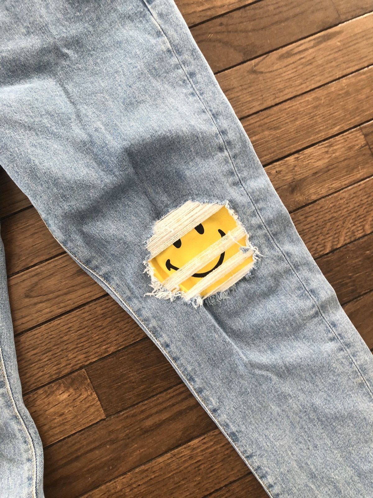 Guess × Market Chinatown Market x Guess Ripped Smiley Face Denim Size US 30 / EU 46 - 2 Thumbnail
