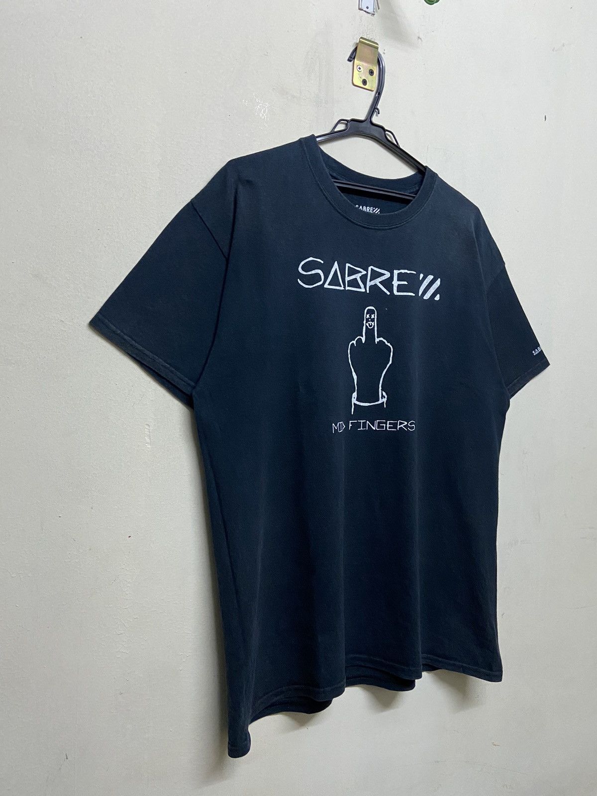 Fashion Victim × Japanese Brand × Vintage Wording Tee Statment SABRE “MID FINGERS” Size US L / EU 52-54 / 3 - 3 Thumbnail