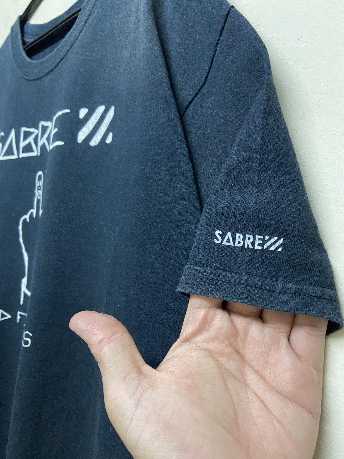 Fashion Victim × Japanese Brand × Vintage Wording Tee Statment SABRE “MID FINGERS” Size US L / EU 52-54 / 3 - 7 Thumbnail