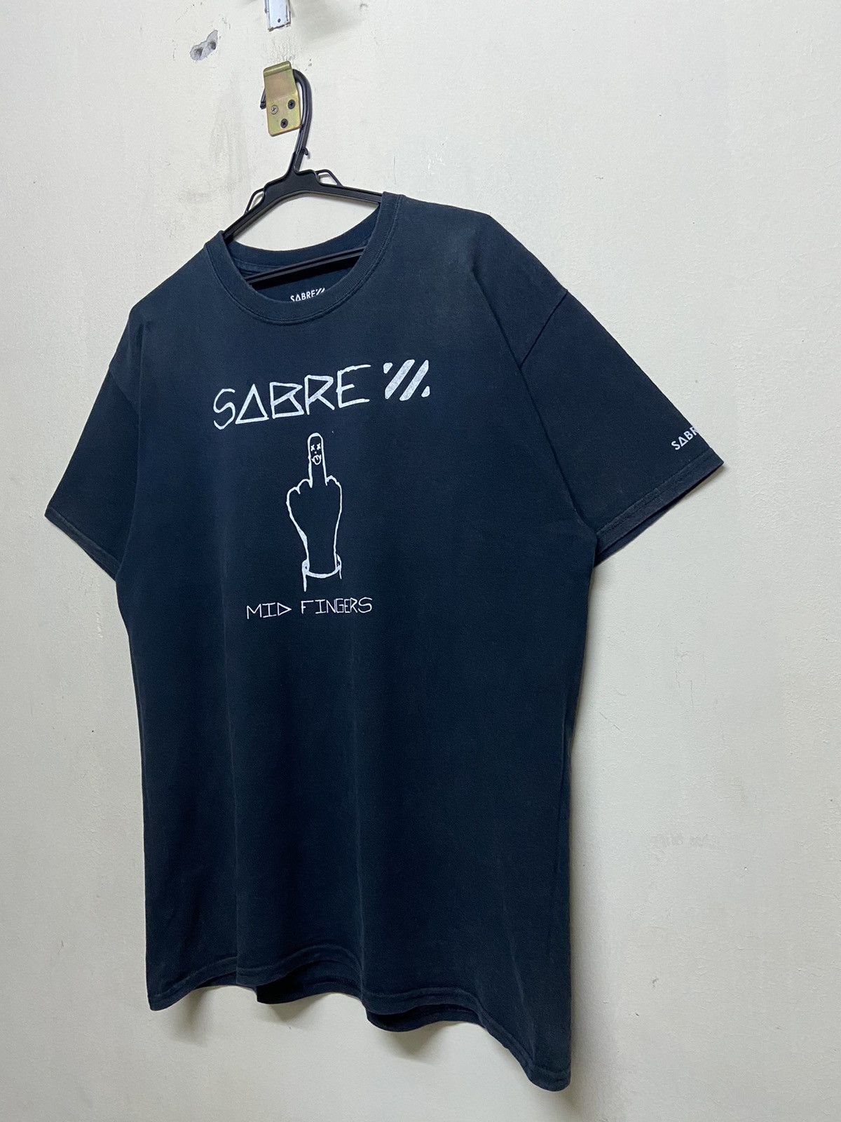 Fashion Victim × Japanese Brand × Vintage Wording Tee Statment SABRE “MID FINGERS” Size US L / EU 52-54 / 3 - 2 Thumbnail