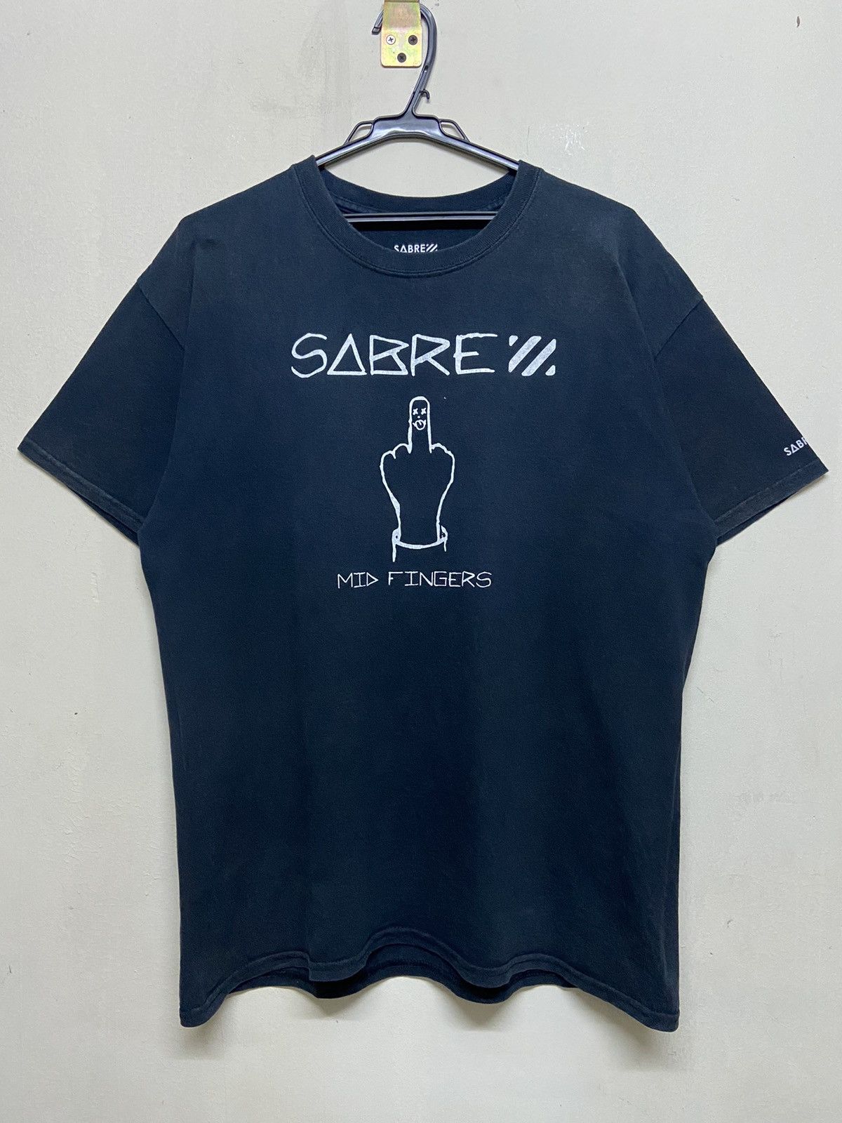 Fashion Victim × Japanese Brand × Vintage Wording Tee Statment SABRE “MID FINGERS” Size US L / EU 52-54 / 3 - 1 Thumbnail