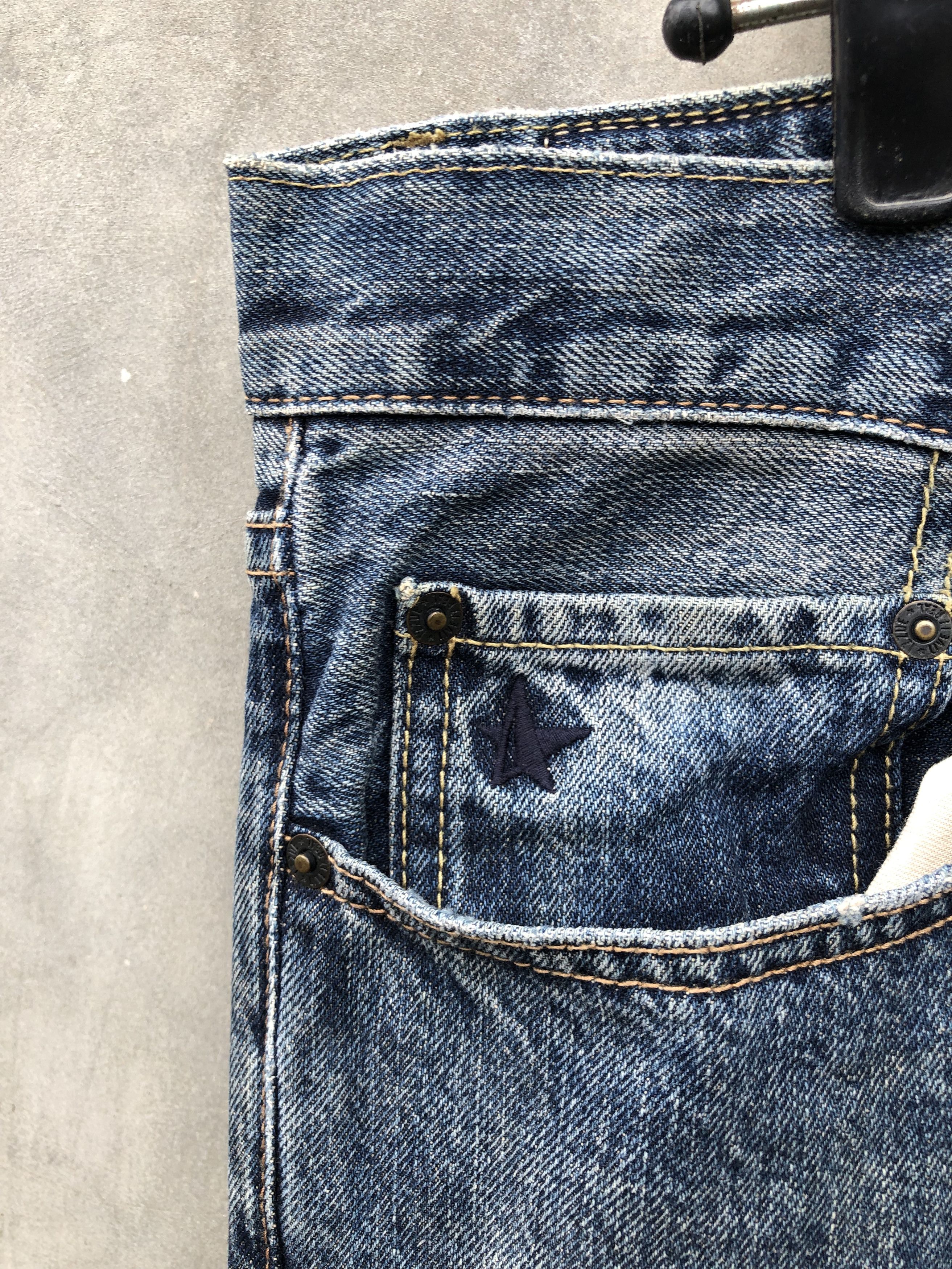 Izzue distressed denim