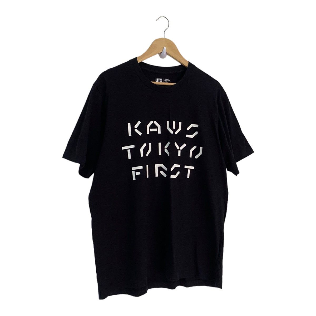 Kaws × Uniqlo UNIQLO KAWS TOKYO FIRST TEE Size US L / EU 52-54 / 3 - 2 Thumbnail