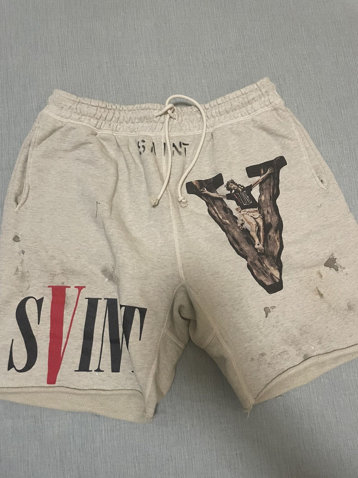 Vlone store saint shorts