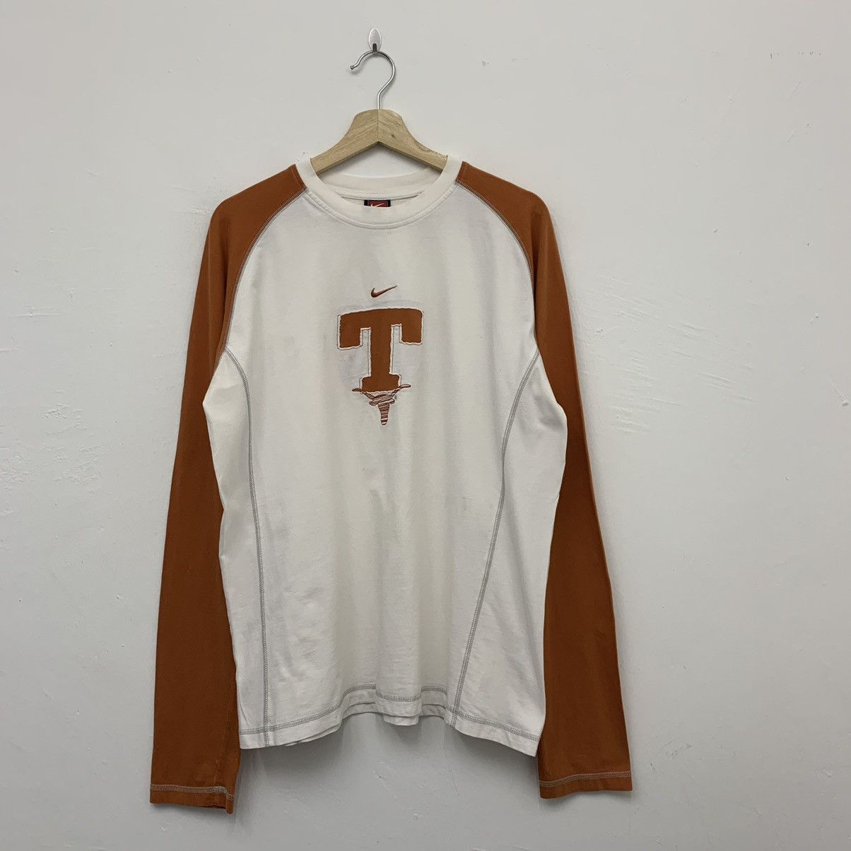 Nike Vintage Nike Center Logo Texas Longhorns Longsleeve Tshirt Size US L / EU 52-54 / 3 - 1 Thumbnail