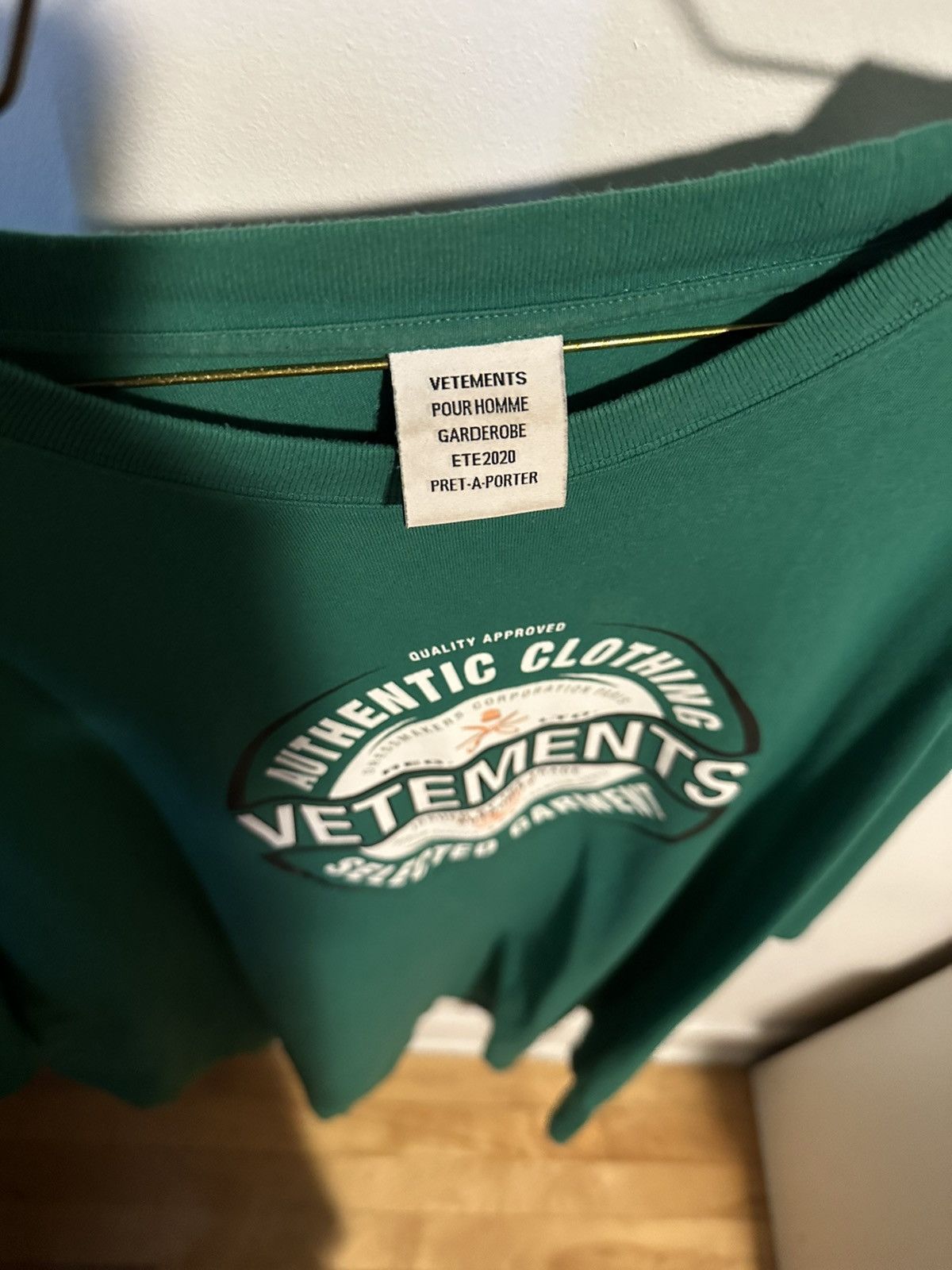 VETEMENTS Beer Badge Tee Vetements