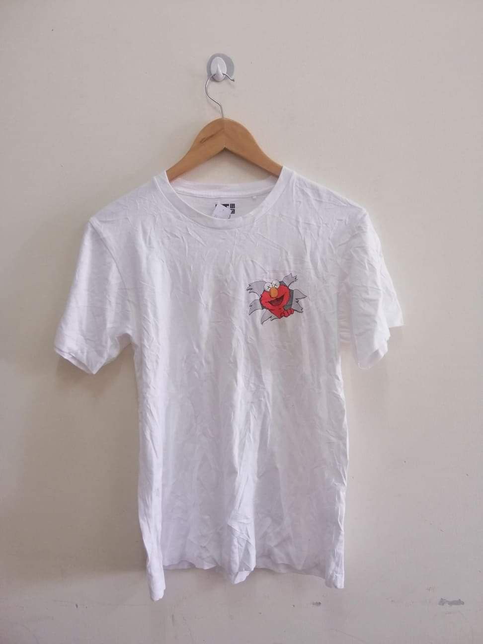 Japanese Brand Uniqlo Kaws Sesame Street t-shirt Size US S / EU 44-46 / 1 - 1 Thumbnail