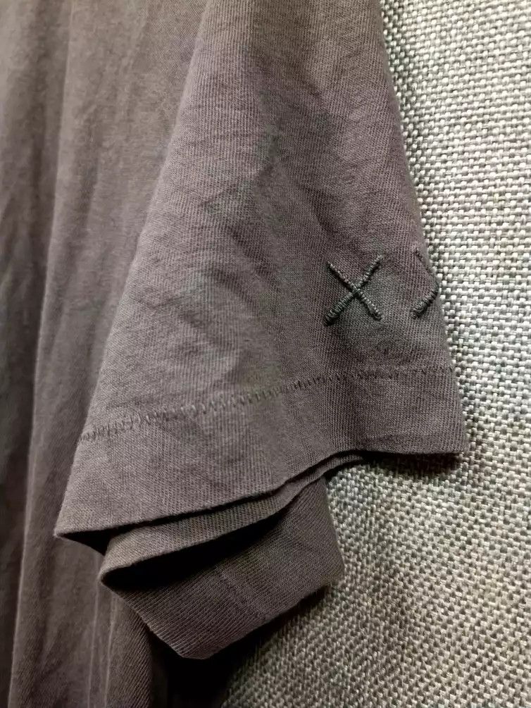 Kaws × Uniqlo t shirt kaws x uniqlo Size US L / EU 52-54 / 3 - 3 Thumbnail