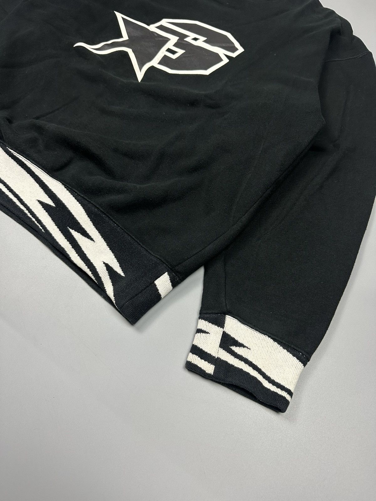 SANTASTIC SARU CENTER LOGO SWEATSHIRT