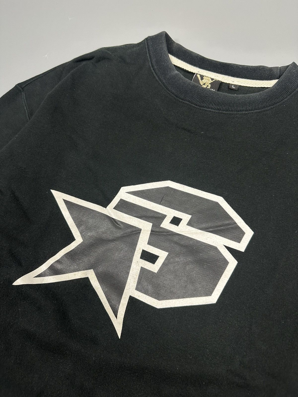 SANTASTIC SARU CENTER LOGO SWEATSHIRT