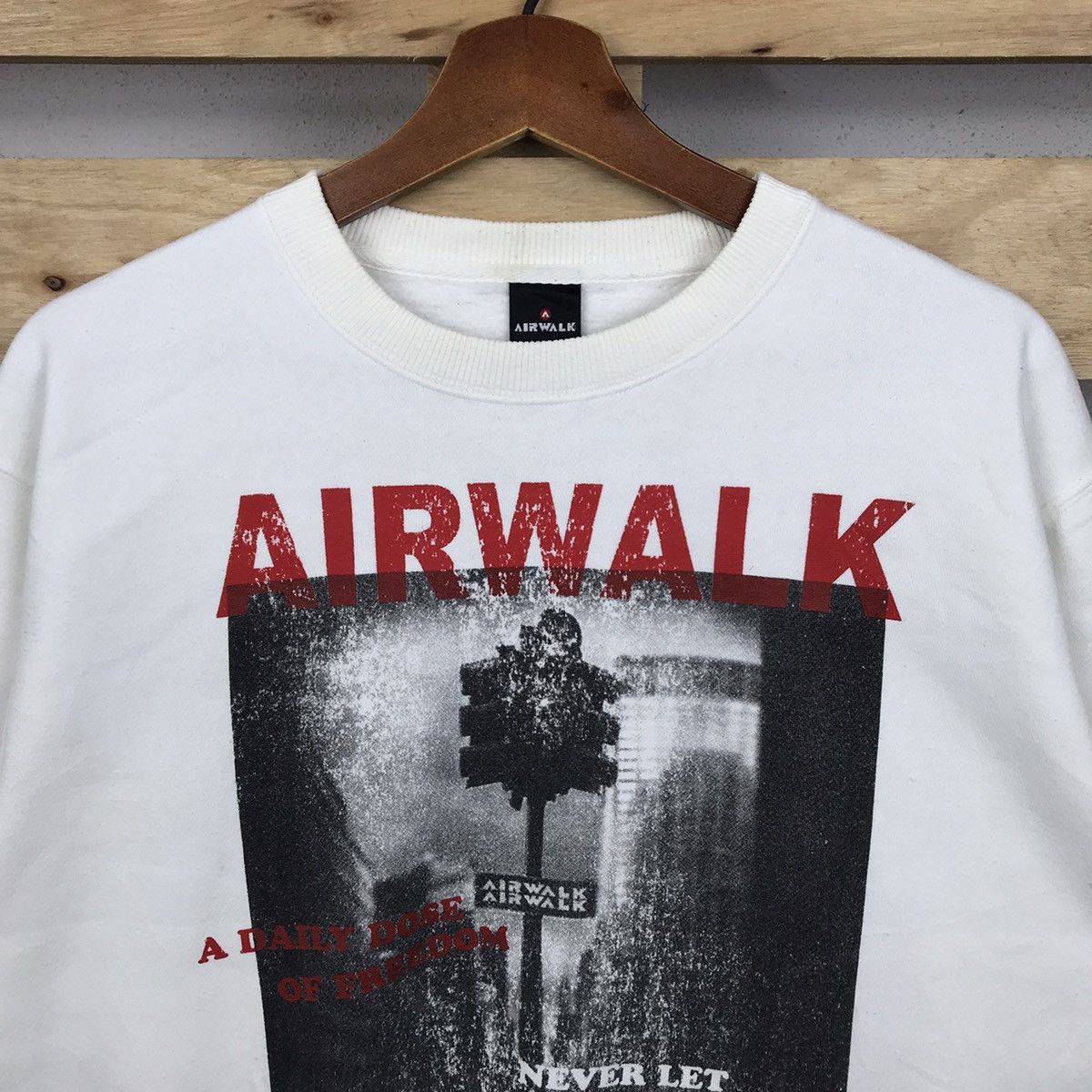 Airwalk × Vintage Vintage AIRWALK Crewneck Sweatshirt Big Logo Size US M / EU 48-50 / 2 - 2 Thumbnail