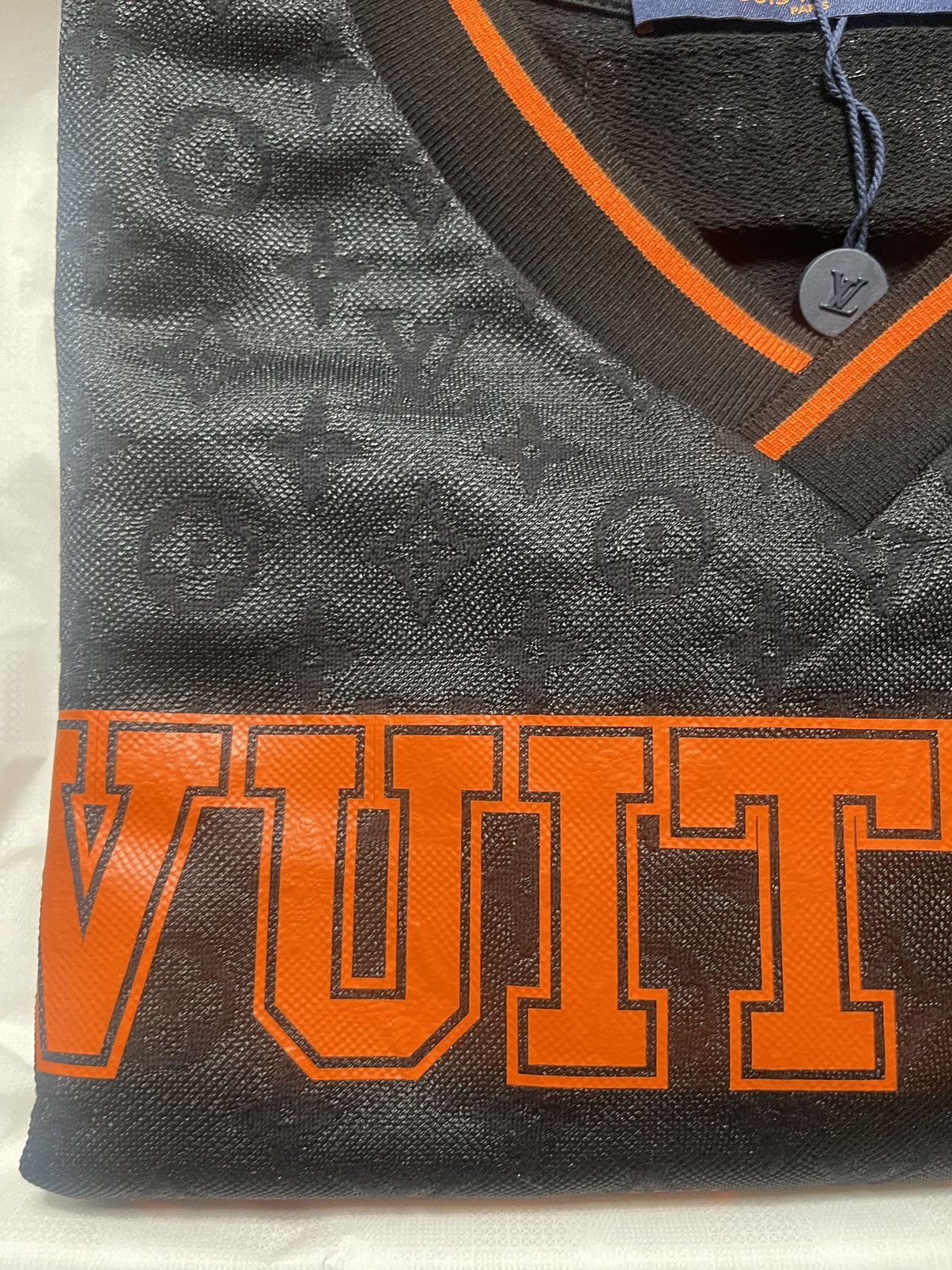 Louis Vuitton × Virgil Abloh Louis Vuitton 2023 Virgil Abloh Monogram Sporty V Neck Tee Size US XS / EU 42 / 0 - 3 Thumbnail