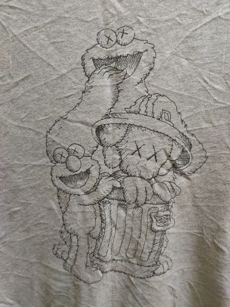 Kaws × Uniqlo Uniqlo X Kaws Sweatshirt #21041405 Size US M / EU 48-50 / 2 - 2 Thumbnail