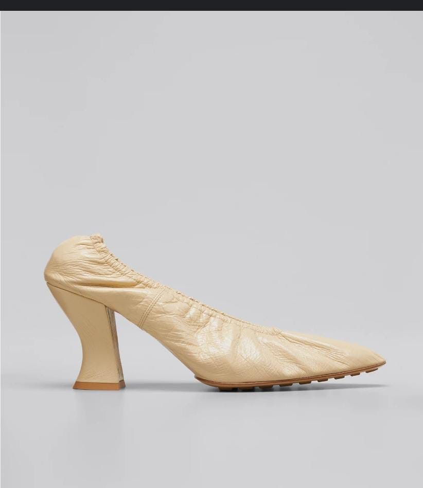 o1s1onrm Women's Almond Pumps in Beige