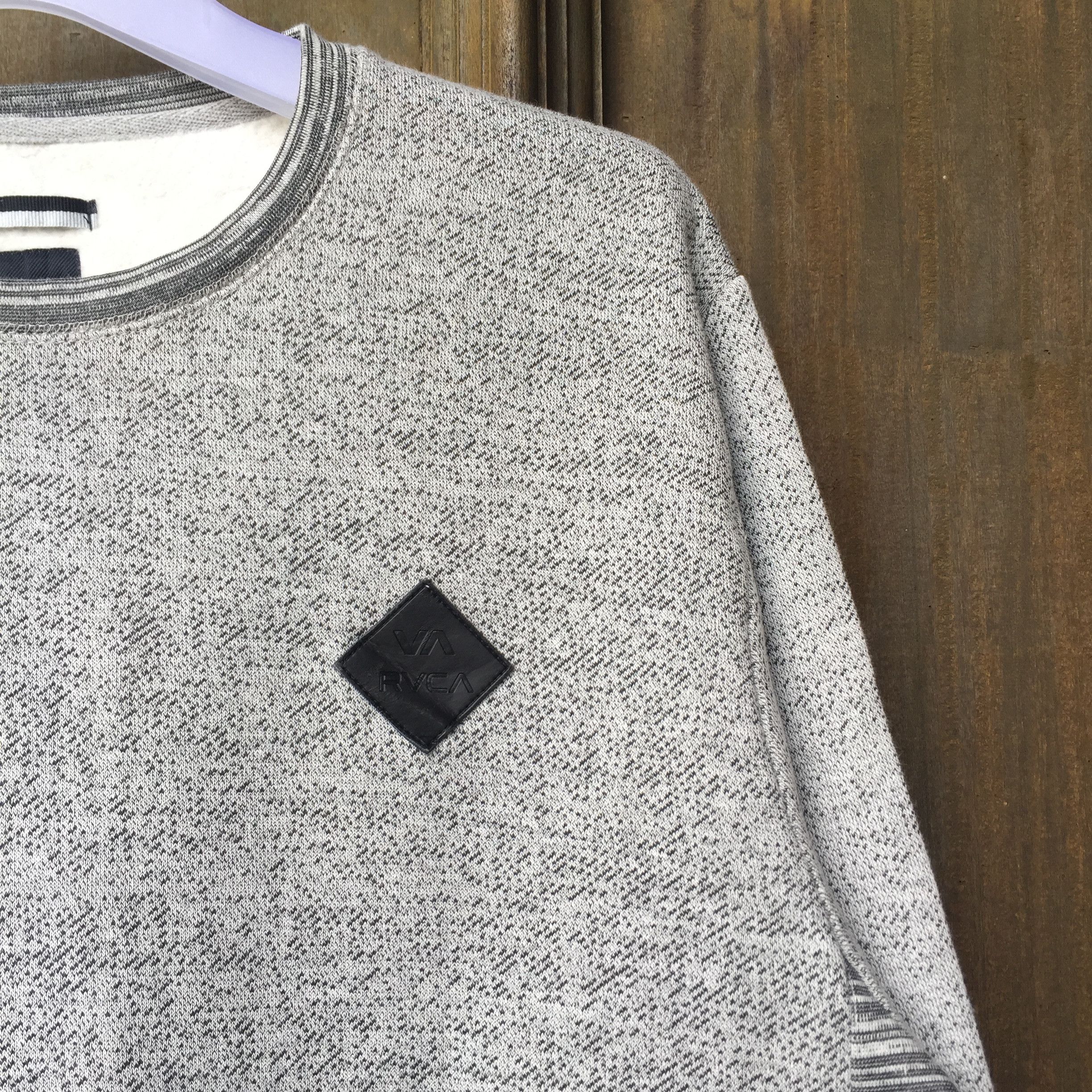 RVCA RVCA sweatshirt small logo.. nice design... grey color.. Size US L / EU 52-54 / 3 - 3 Thumbnail