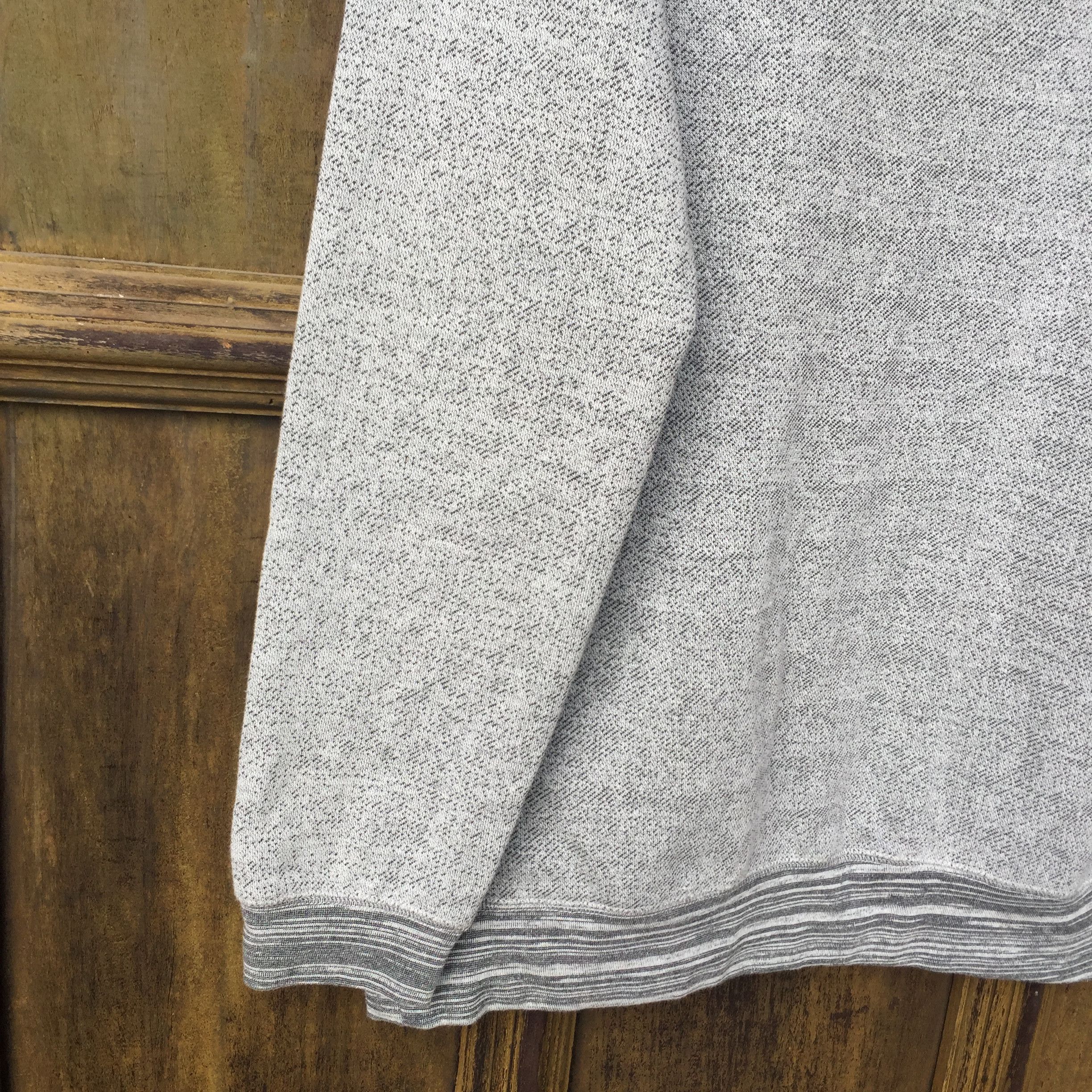 RVCA RVCA sweatshirt small logo.. nice design... grey color.. Size US L / EU 52-54 / 3 - 9 Thumbnail