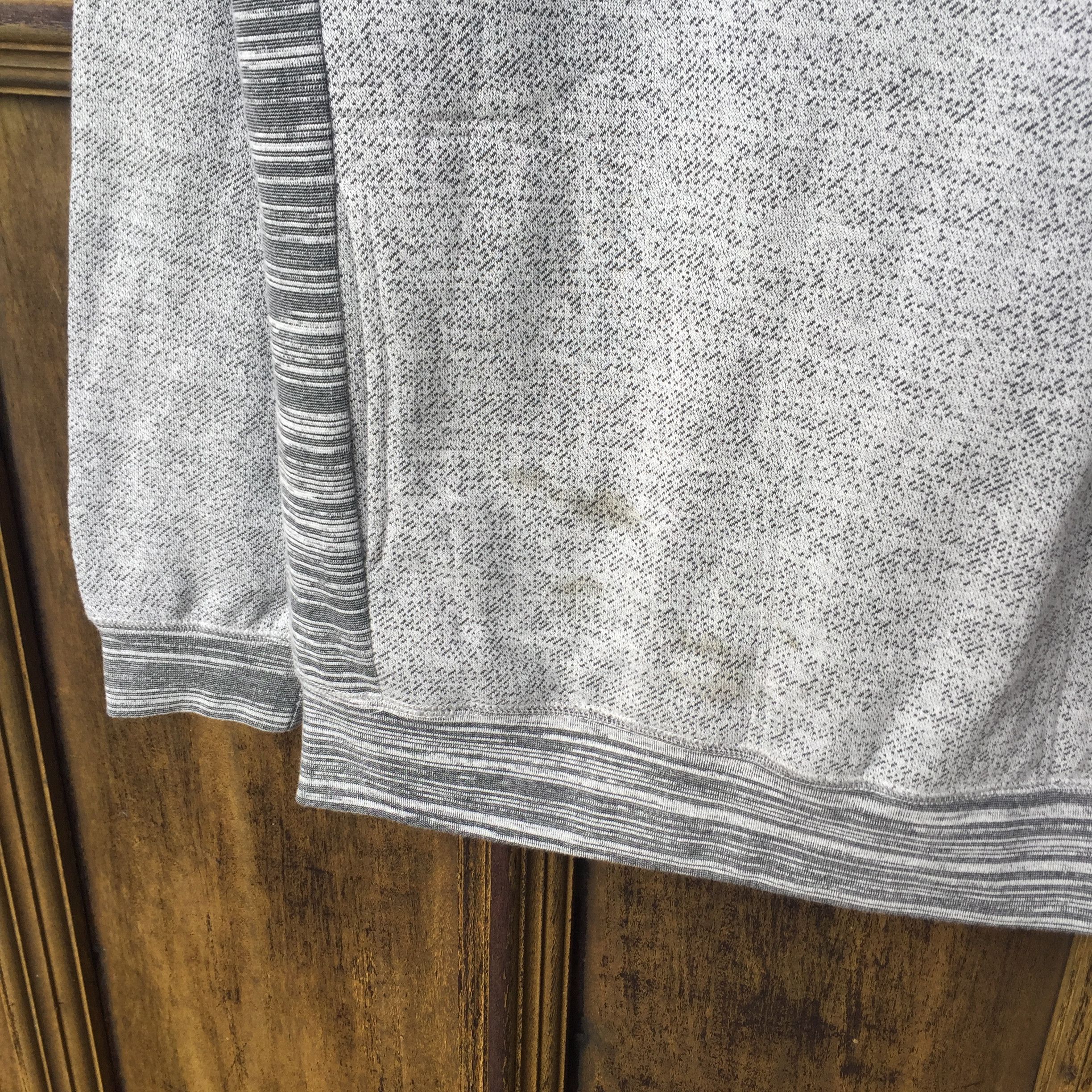 RVCA RVCA sweatshirt small logo.. nice design... grey color.. Size US L / EU 52-54 / 3 - 10 Thumbnail