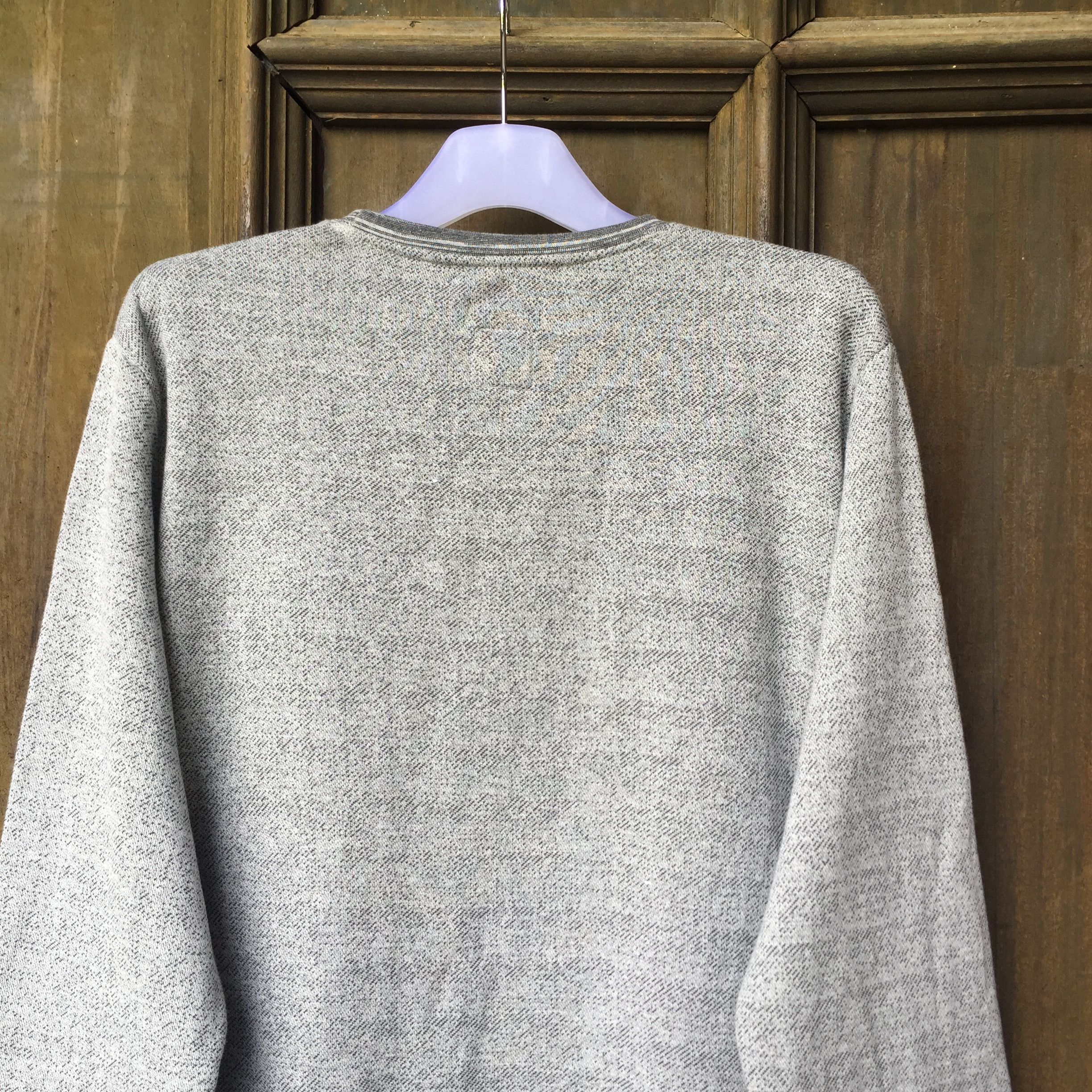 RVCA RVCA sweatshirt small logo.. nice design... grey color.. Size US L / EU 52-54 / 3 - 6 Thumbnail