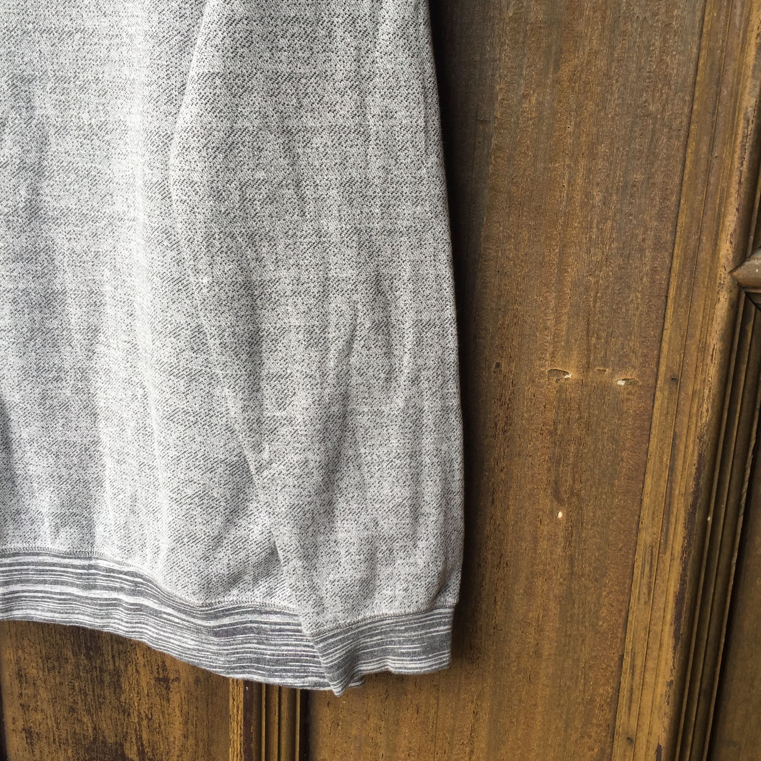 RVCA RVCA sweatshirt small logo.. nice design... grey color.. Size US L / EU 52-54 / 3 - 8 Thumbnail