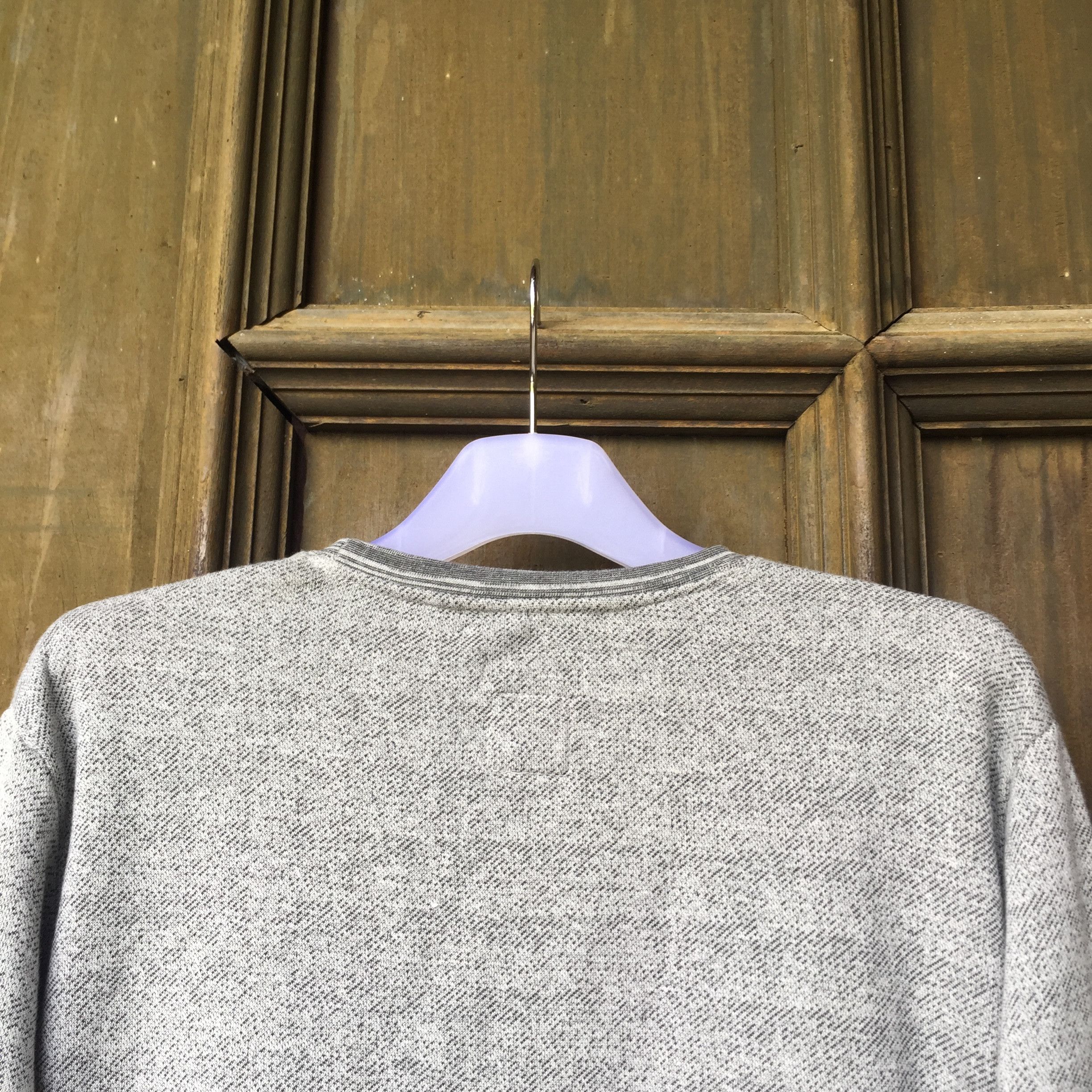 RVCA RVCA sweatshirt small logo.. nice design... grey color.. Size US L / EU 52-54 / 3 - 7 Thumbnail