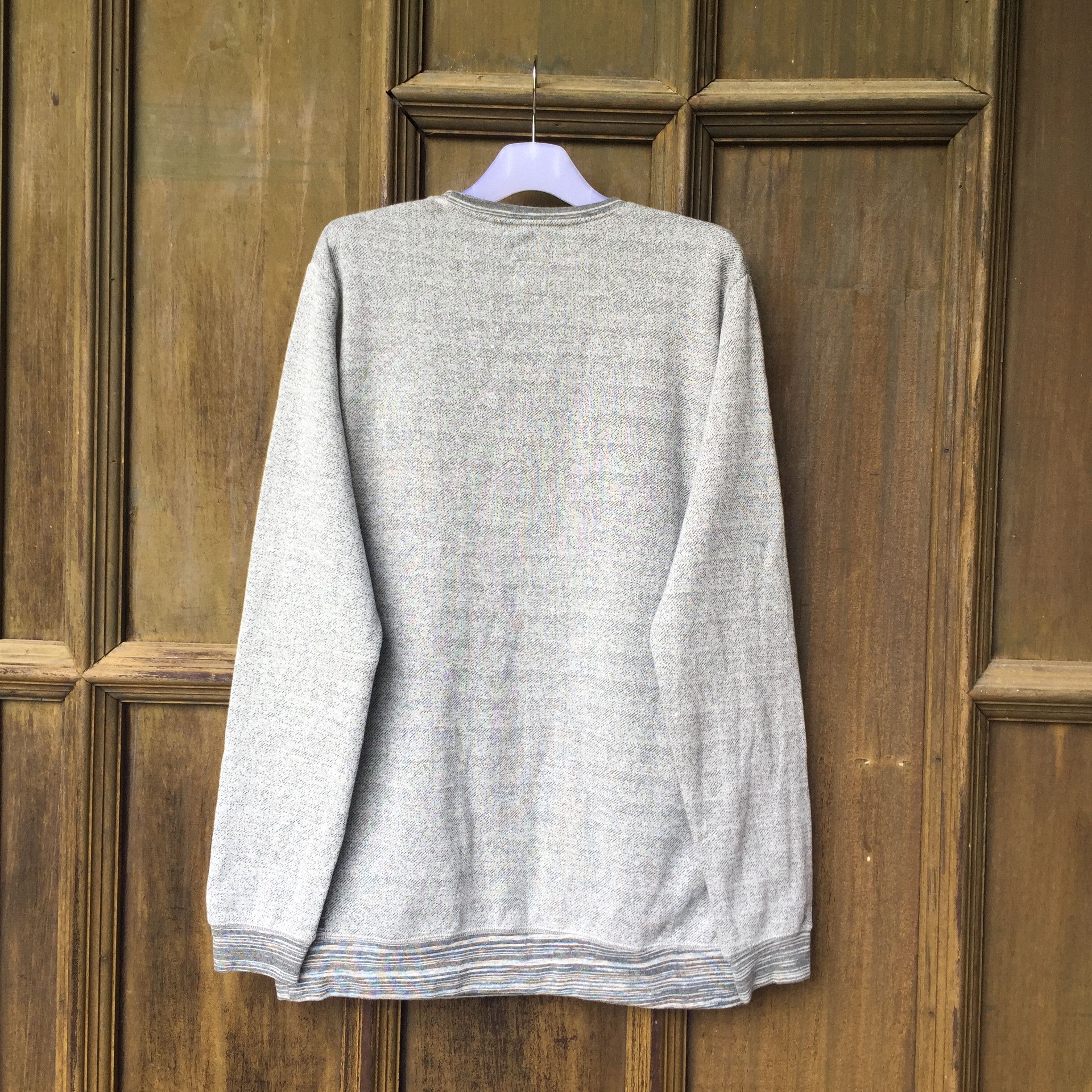 RVCA RVCA sweatshirt small logo.. nice design... grey color.. Size US L / EU 52-54 / 3 - 5 Thumbnail