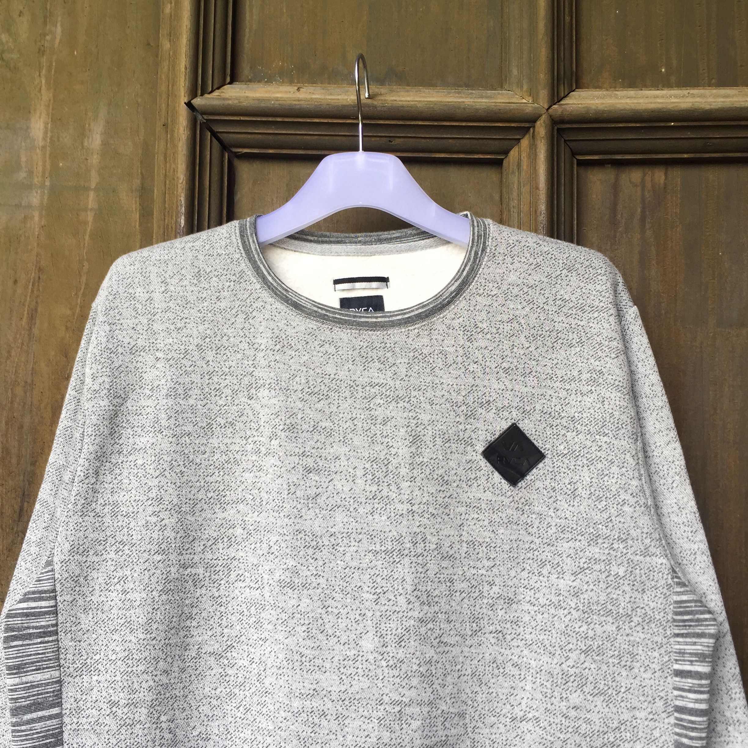 RVCA RVCA sweatshirt small logo.. nice design... grey color.. Size US L / EU 52-54 / 3 - 2 Thumbnail