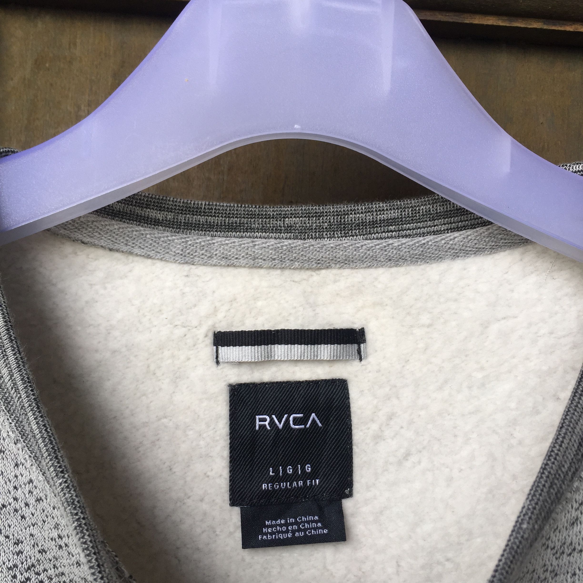 RVCA RVCA sweatshirt small logo.. nice design... grey color.. Size US L / EU 52-54 / 3 - 4 Thumbnail