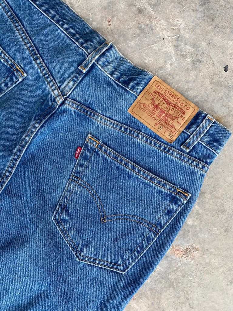 Levi's Vintage Clothing Vintage 90s Light Wash Levi's Jeans Relaxed Fix Size US 36 / EU 52 - 14 Thumbnail