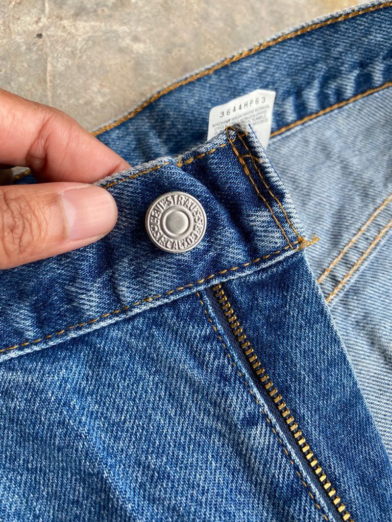 Levi's Vintage Clothing Vintage 90s Light Wash Levi's Jeans Relaxed Fix Size US 36 / EU 52 - 8 Thumbnail