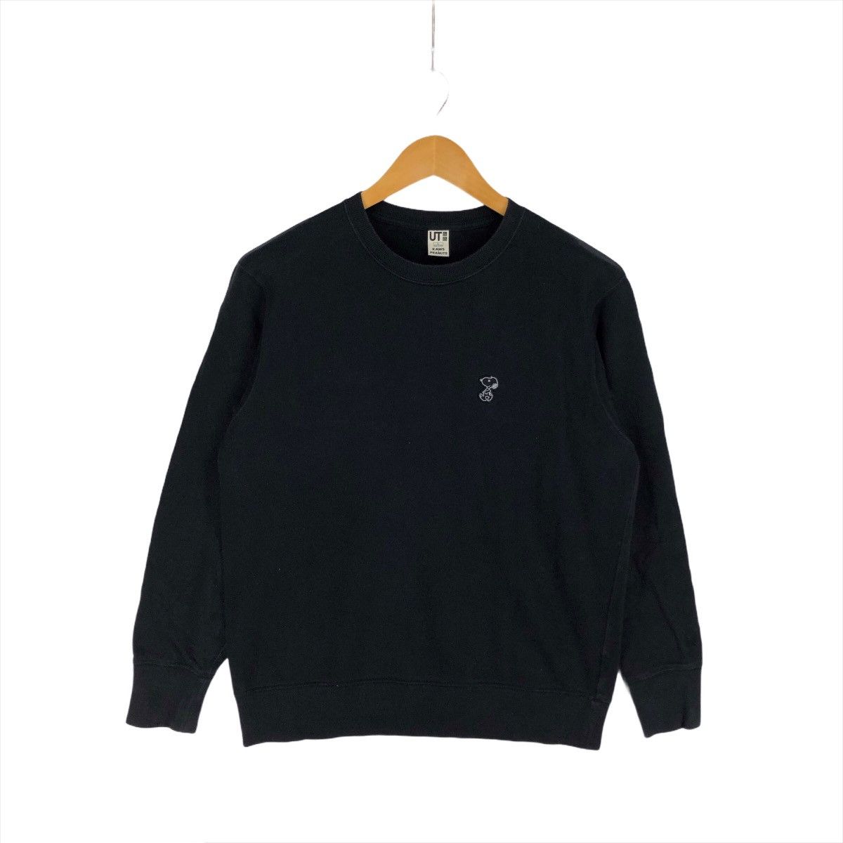 Kaws Peanuts Uniqlo Collaboration KAWS x UNIQLO Crew Neck Sweatshirt 2475 86 Grailed