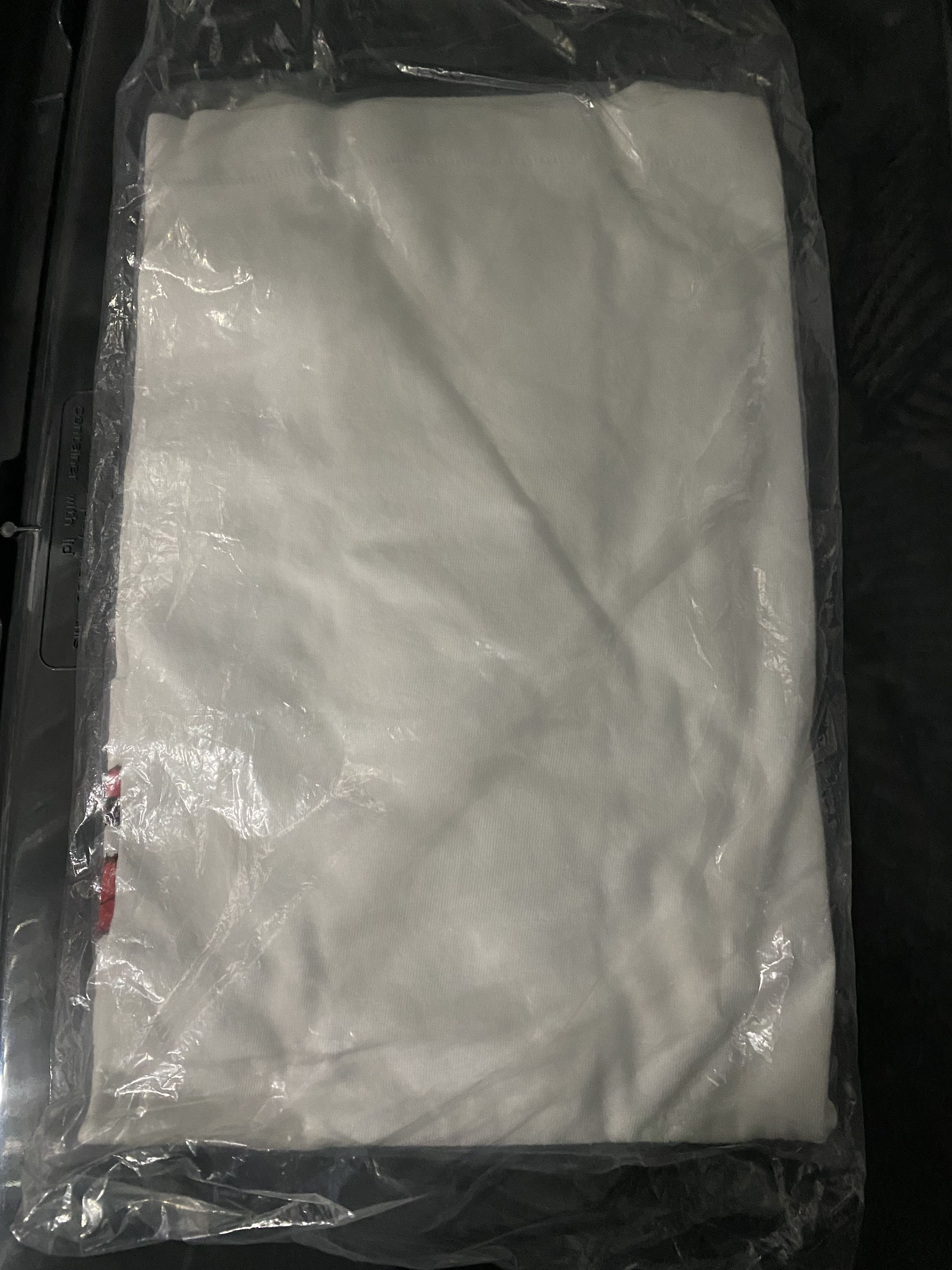 Kaws × Uniqlo Uniqlo Kaws heart pocket tee Size Large White Size US L / EU 52-54 / 3 - 2 Thumbnail