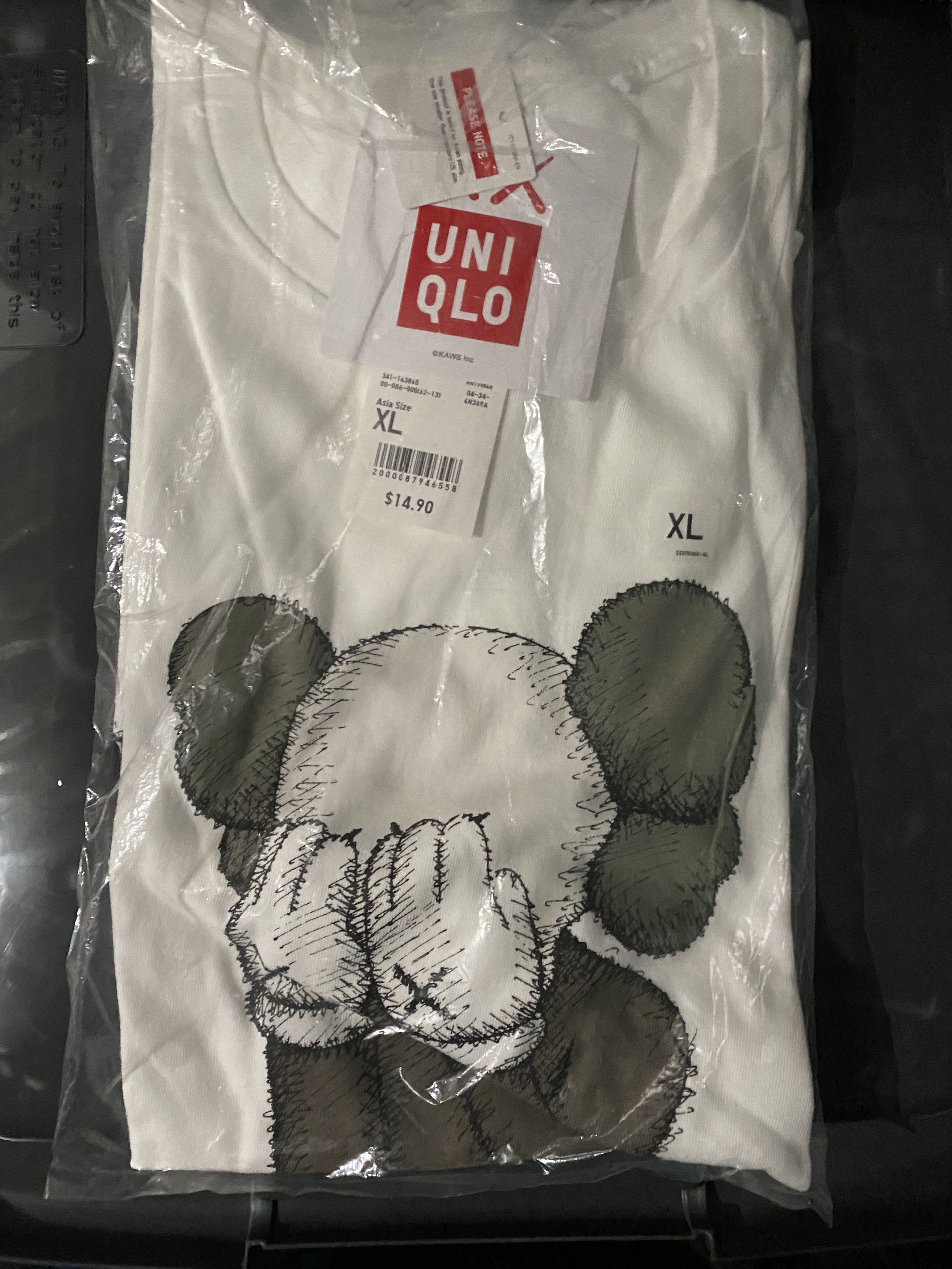 Kaws × Uniqlo Uniqlo Kaws Passing through Tee Size XL White Size US XL / EU 56 / 4 - 1 Thumbnail