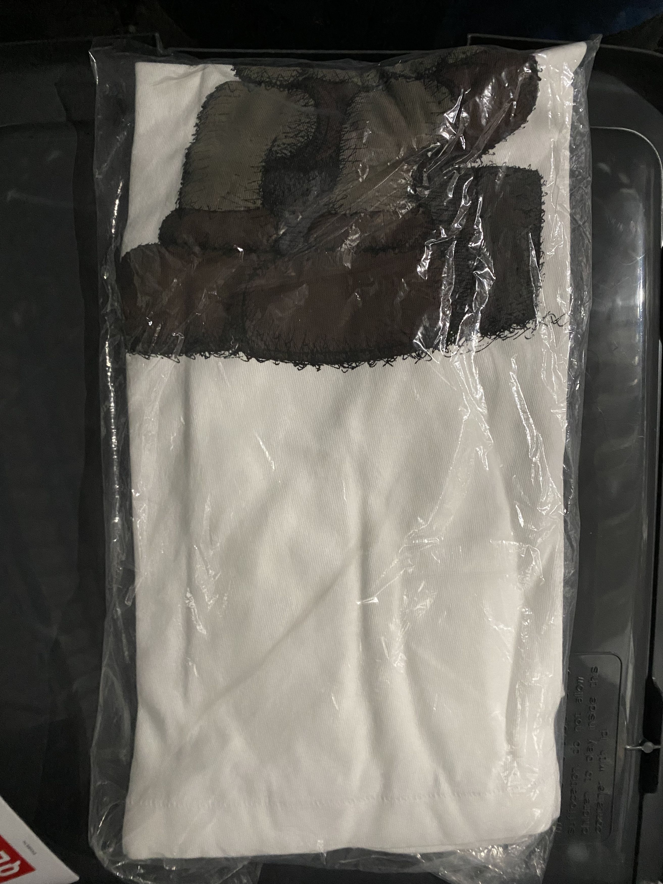 Kaws × Uniqlo Uniqlo Kaws Passing through Tee Size XL White Size US XL / EU 56 / 4 - 2 Thumbnail